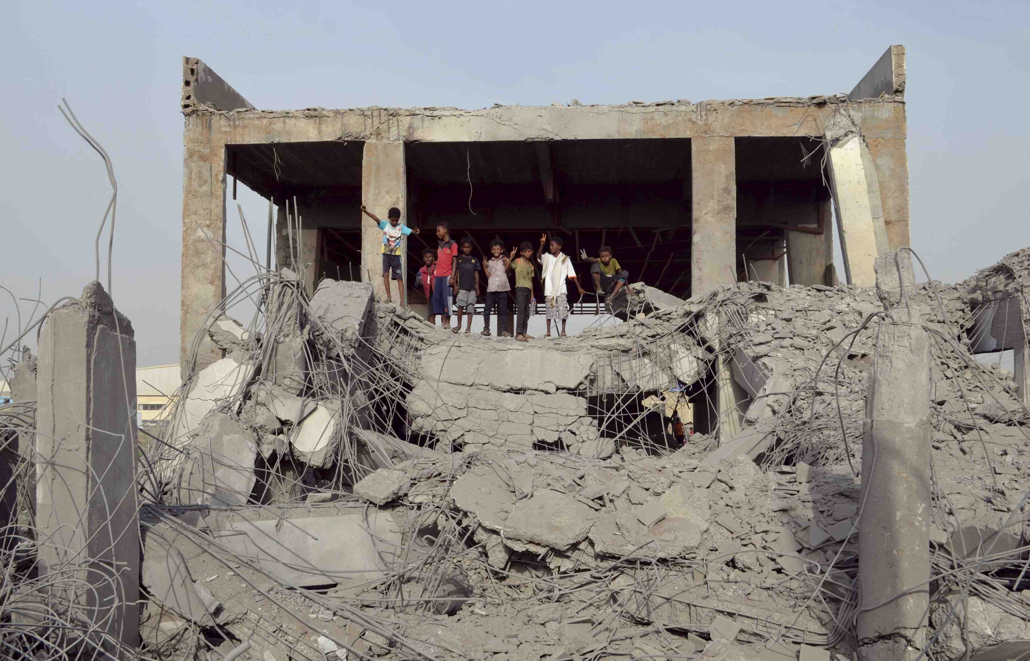Les raids de la coalition arabe sement le chaos a hodeida au yemen