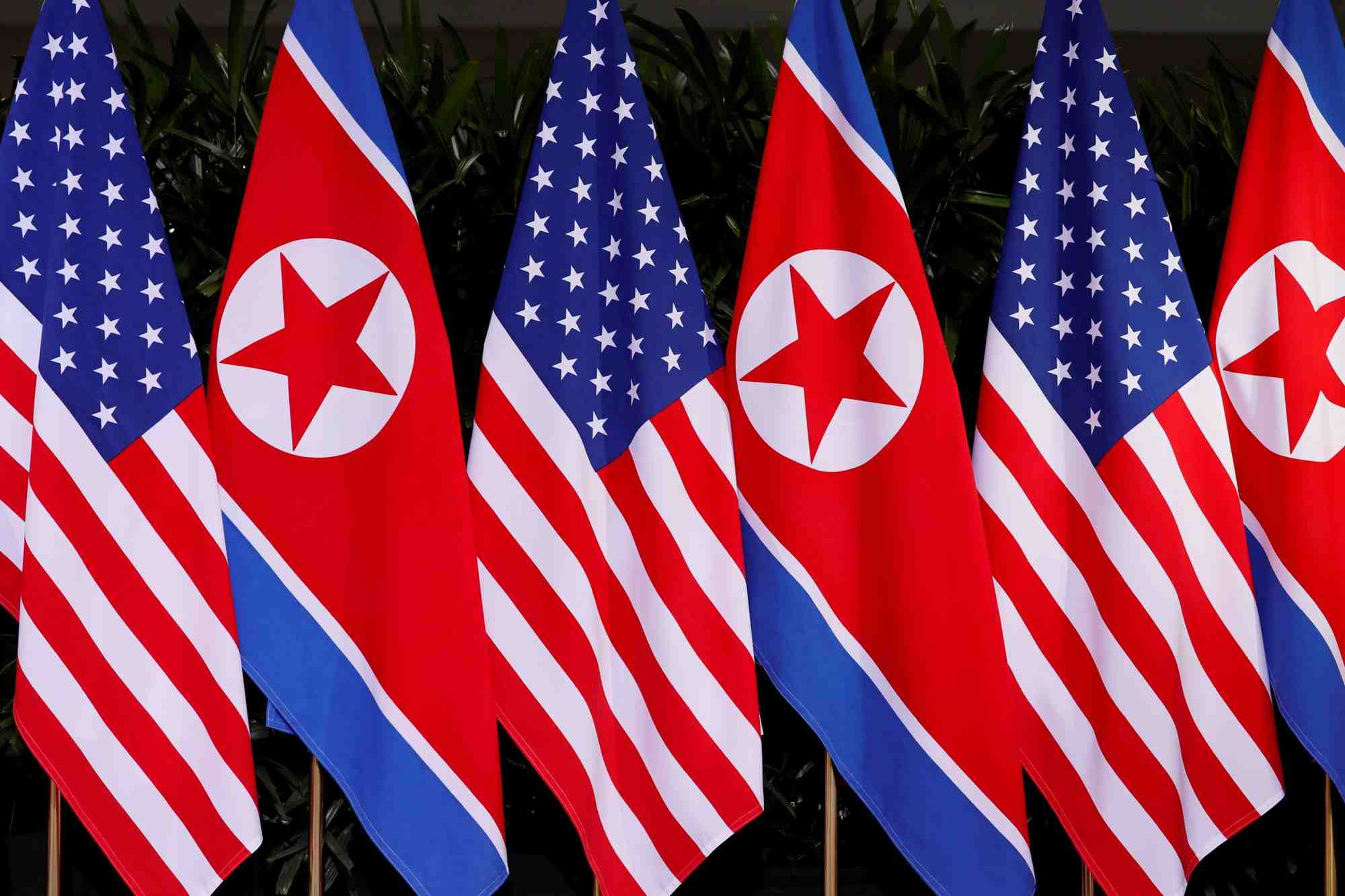Des drapeaux nationaux americains et nord-coreens