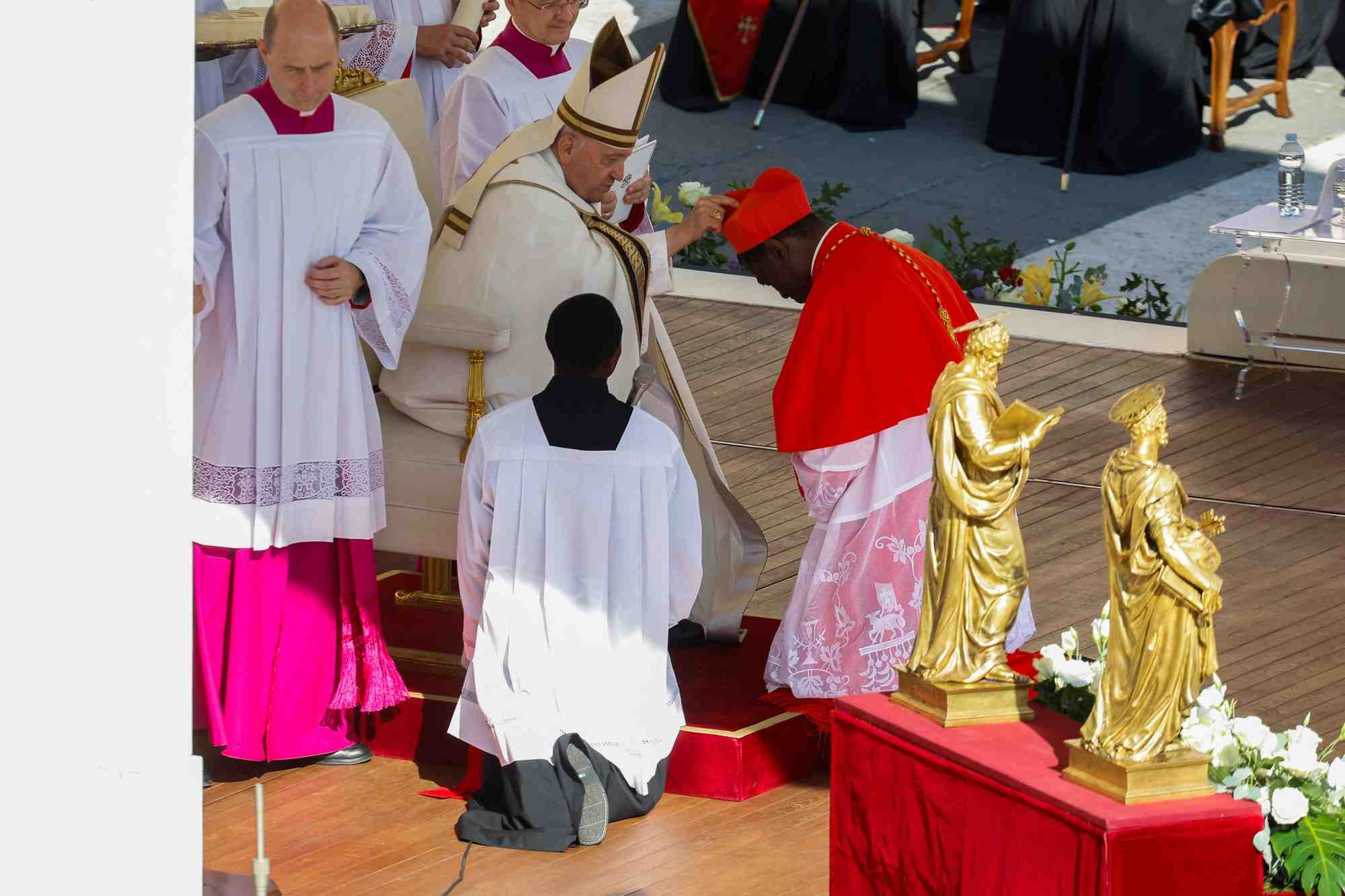 Le pape francois preside une ceremonie consistoire