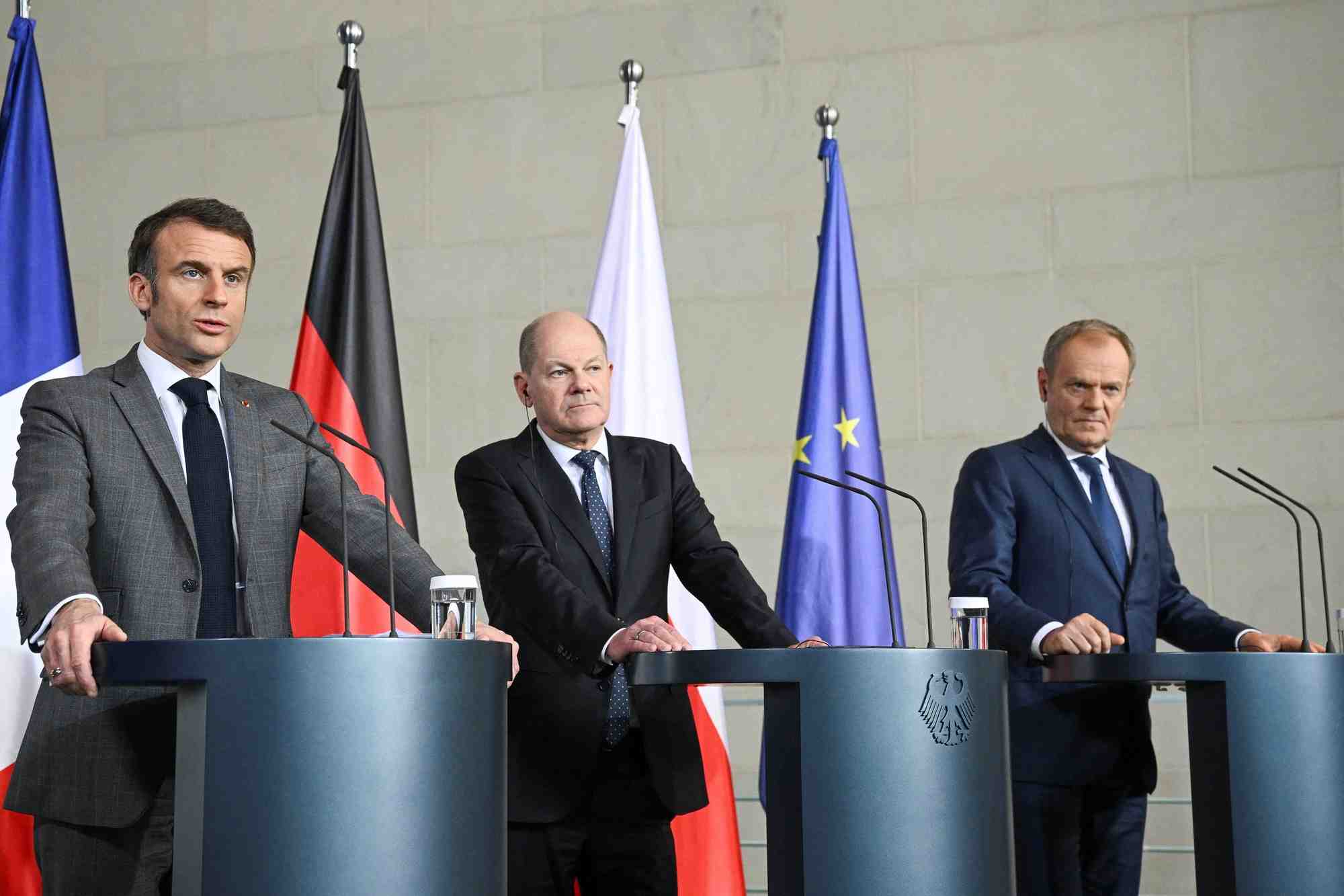 Olaf scholz, emmanuel macron et donald tusk lors d'une conference de presse a berlin