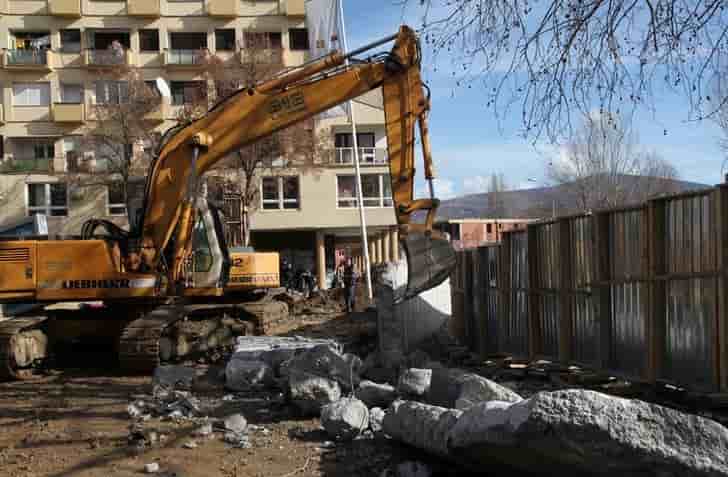 Les serbes acceptent de demolir un mur traversant mitrovica