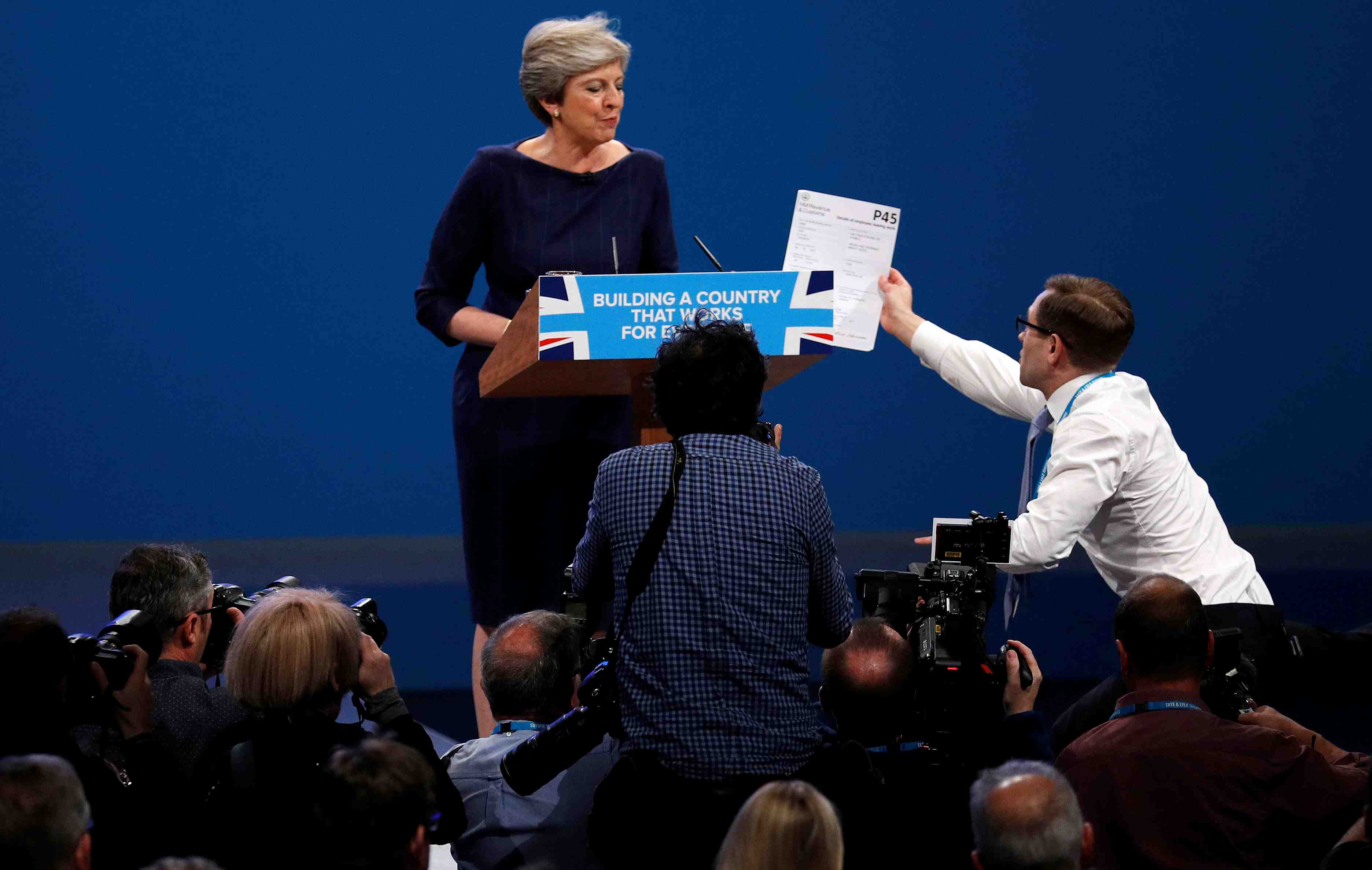 Un perturbateur interrompt le discours de may a manchester