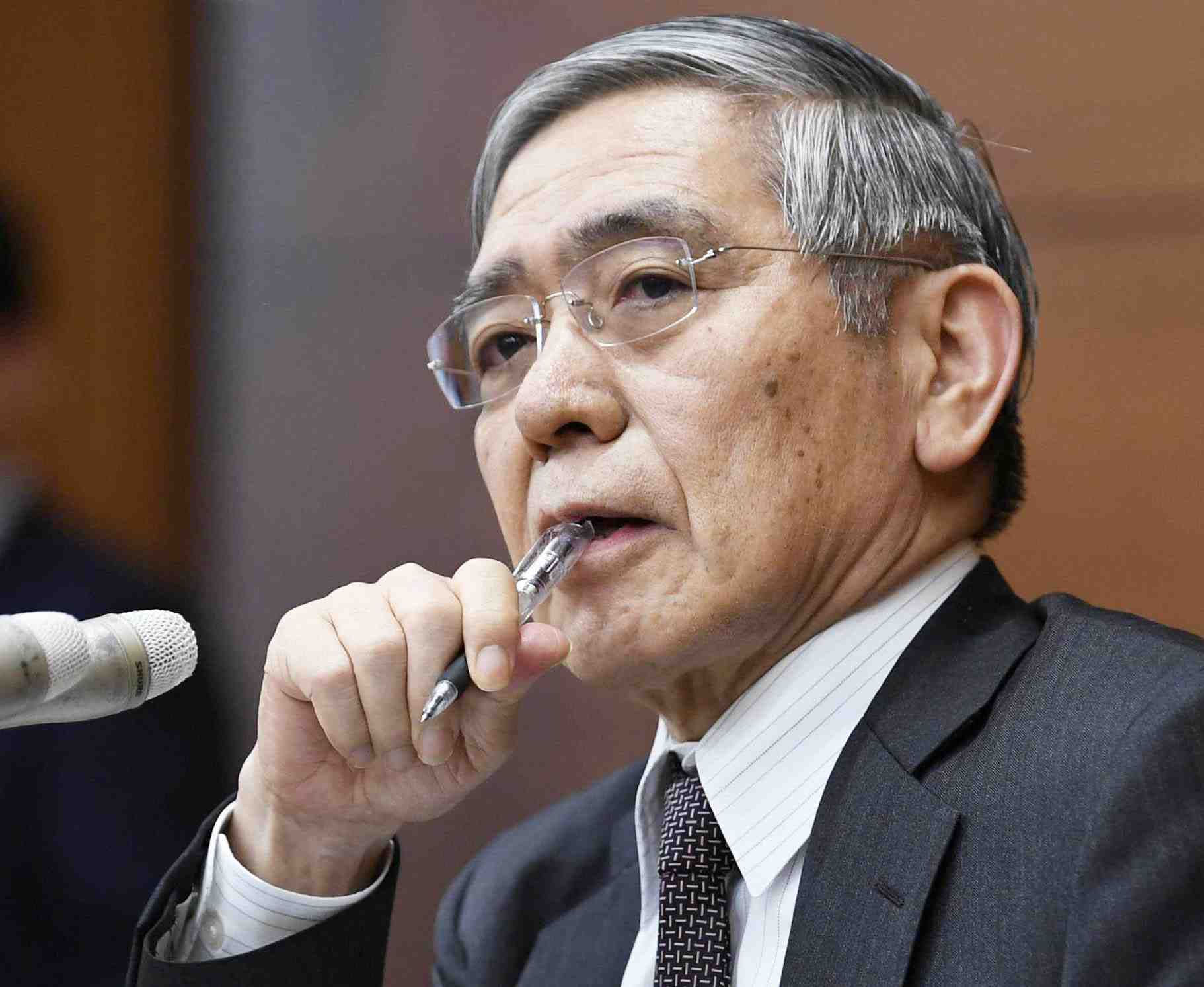 La banque du japon prete a agir si le yen fort nuit a l'economie