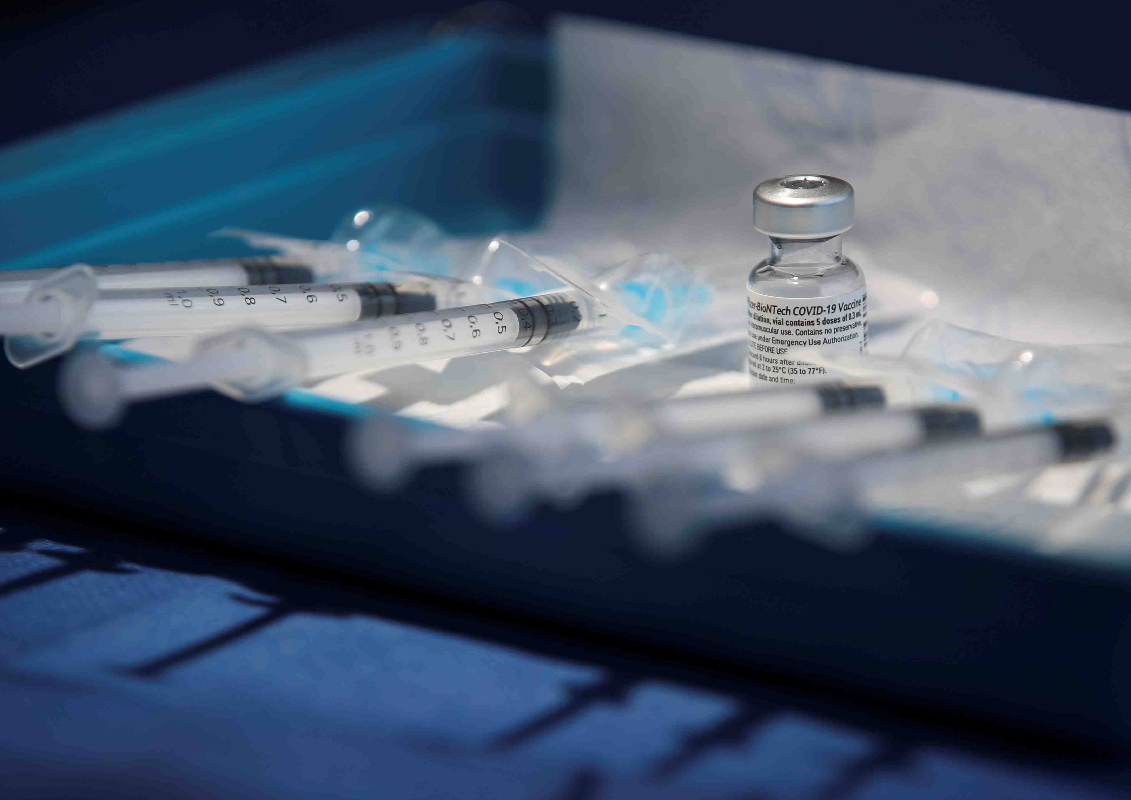 Vaccin: la haute autorite de sante recommande de decaler la 2e dose a 42 jours