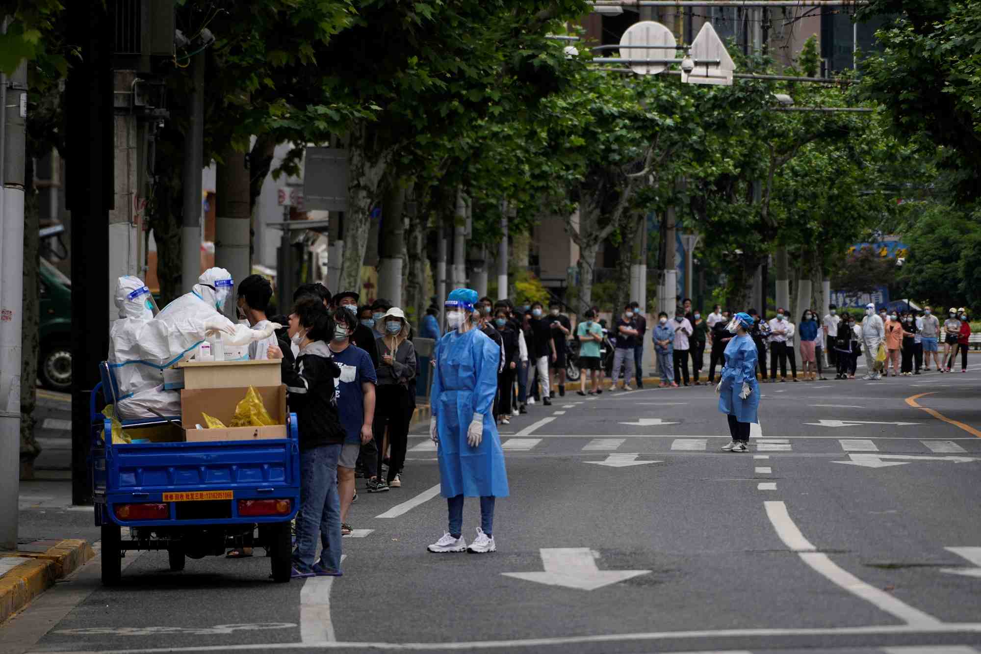 La fin du confinement approche pour shanghai, pekin enquete sur l'impact de ses restrictions