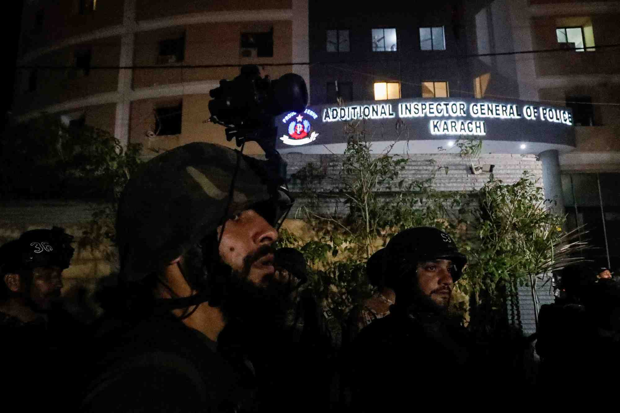 Des soldats paramilitaires securisent le site apres une attaque contre un poste de police a karachi