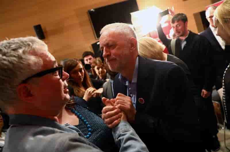 L'avance des conservateurs se reduit face au labour