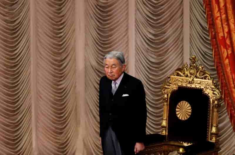 L'empereur akihito rend hommage aux soldats morts a okinawa