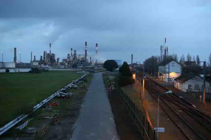 Des agriculteurs commencent a bloquer les raffineries