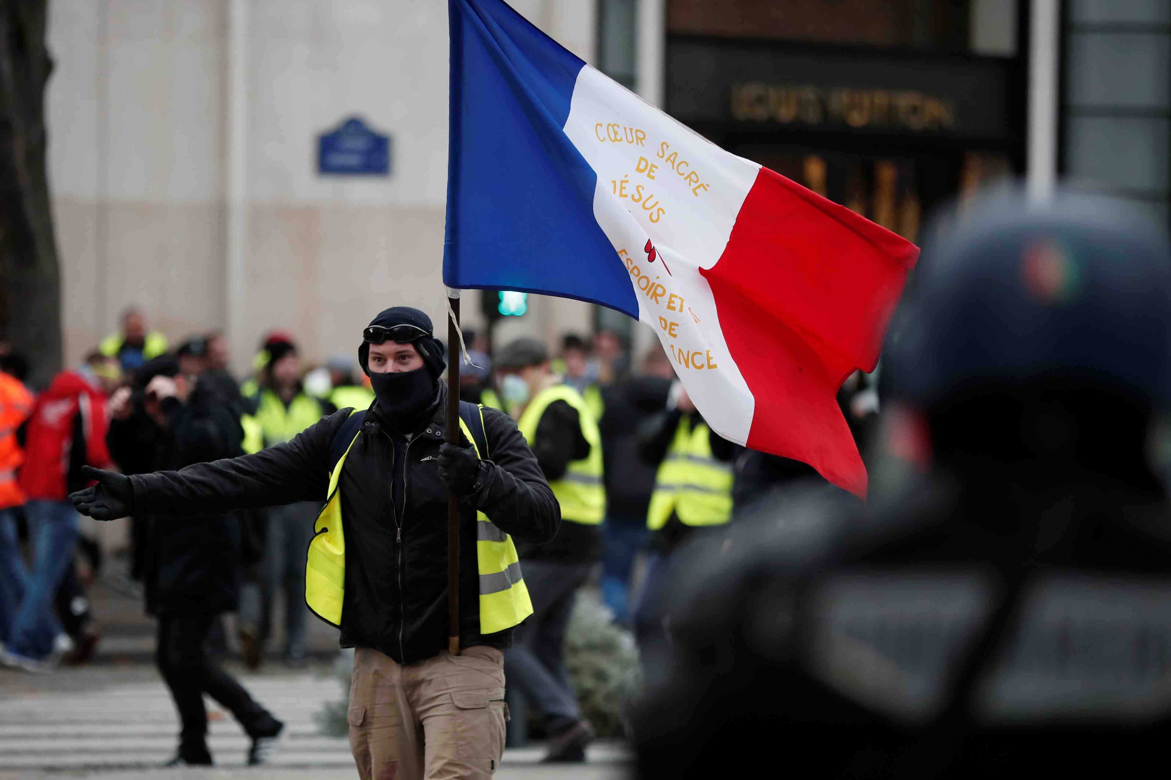Les "gilets jaunes" nomment des communicants pour rencontrer macron