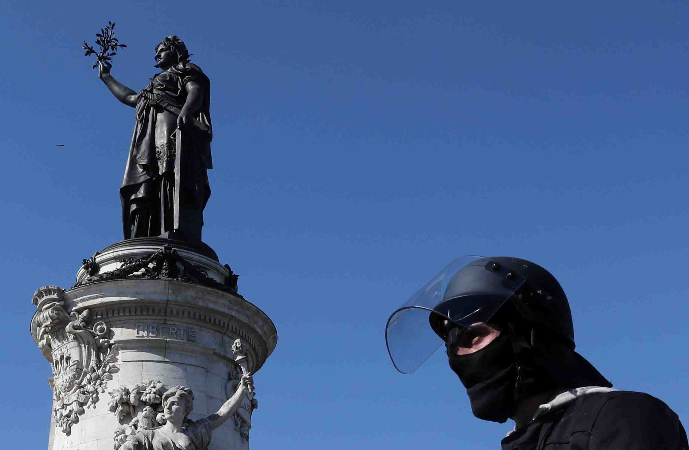 "gilets jaunes": tolle apres des appels au suicide de policiers