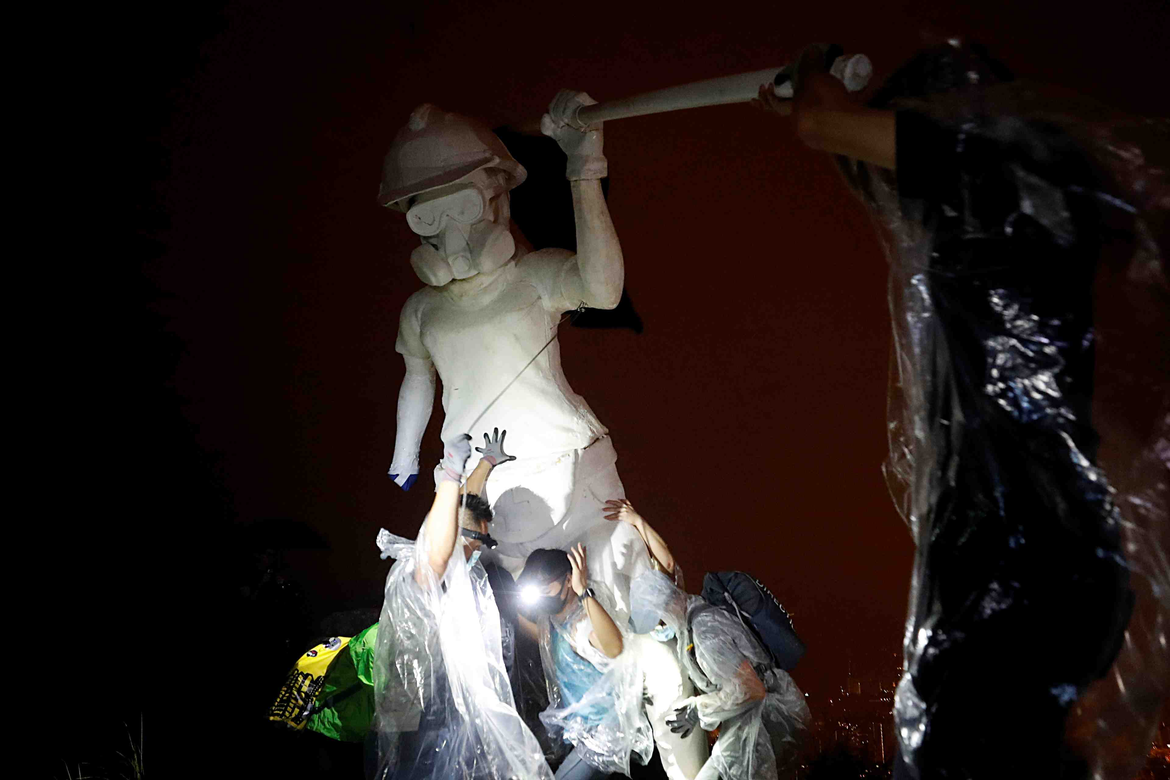 Des manifestants pro-democratie erigent une statue surplombant hong kong