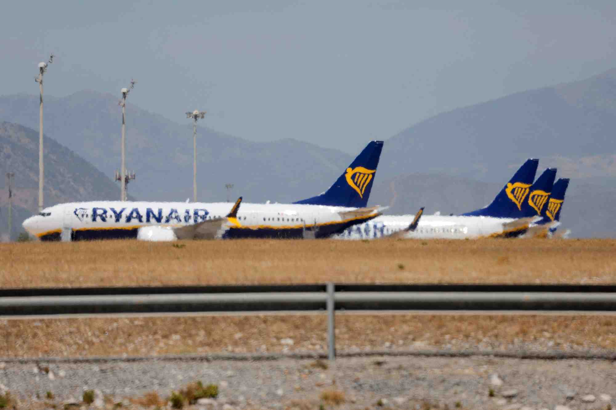 Des avions de ryanair stationnes a l'aeroport de malaga-costa del sol