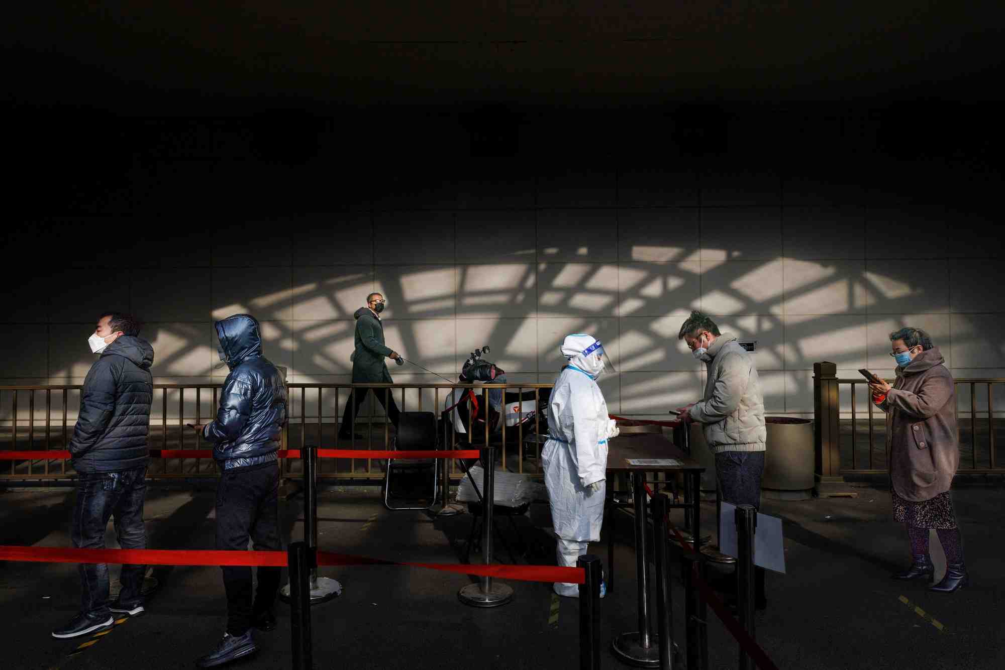 Des personnes font la queue pour passer un test d'acide nucleique alors que l'epidemie de coronavirus (covid-19) se poursuit a pekin