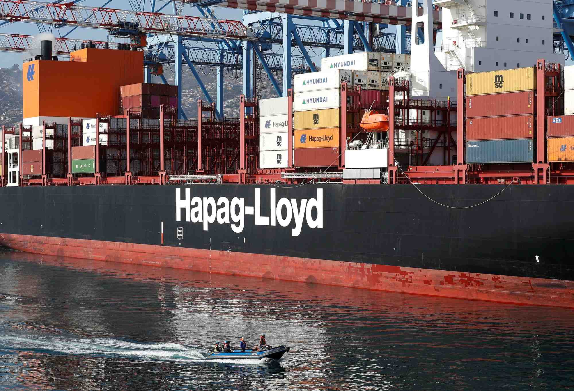 Un navire hapag-lloyd au port de valparaiso, au chili
