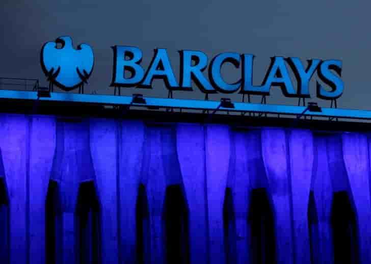 Barclays retablit le dividende plein, profit moins bon que prevu