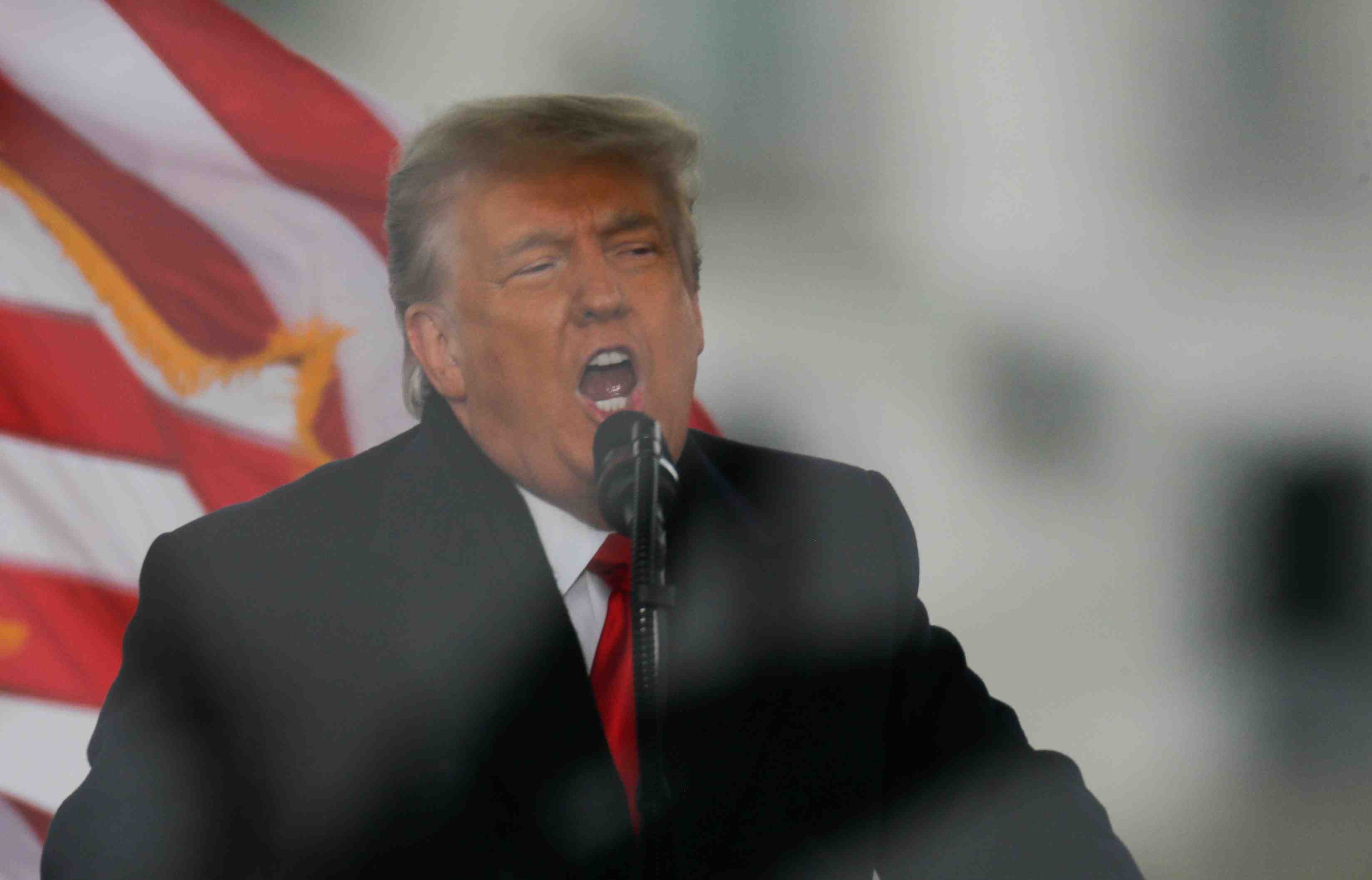 "nous ne concederons jamais la defaite", lance trump a ses partisans