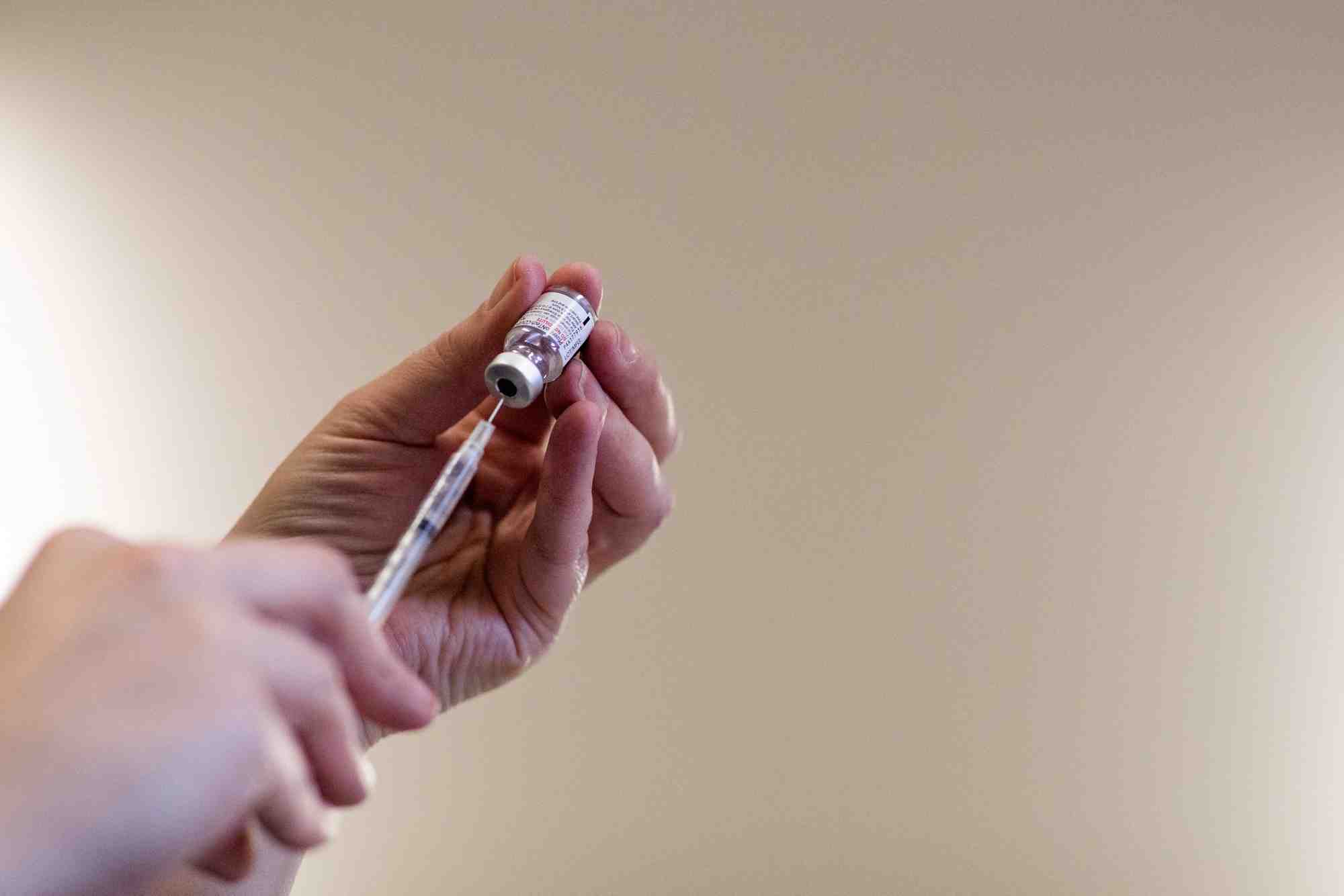 Covid: premiere autorisation du vaccin ciblant le variant omicron en grande-bretagne