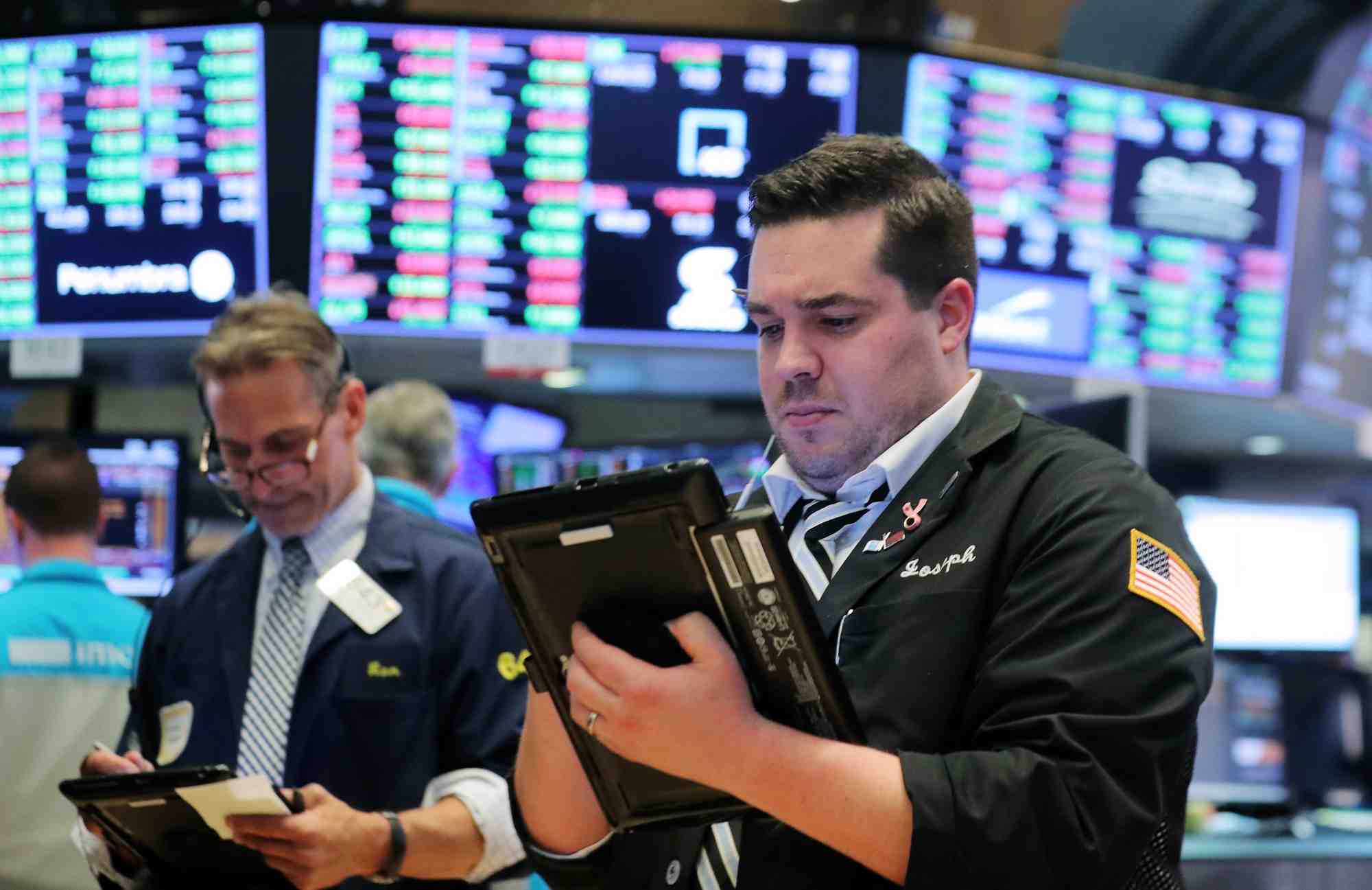 Des traders travaillent sur le parquet de la bourse de new york (nyse)