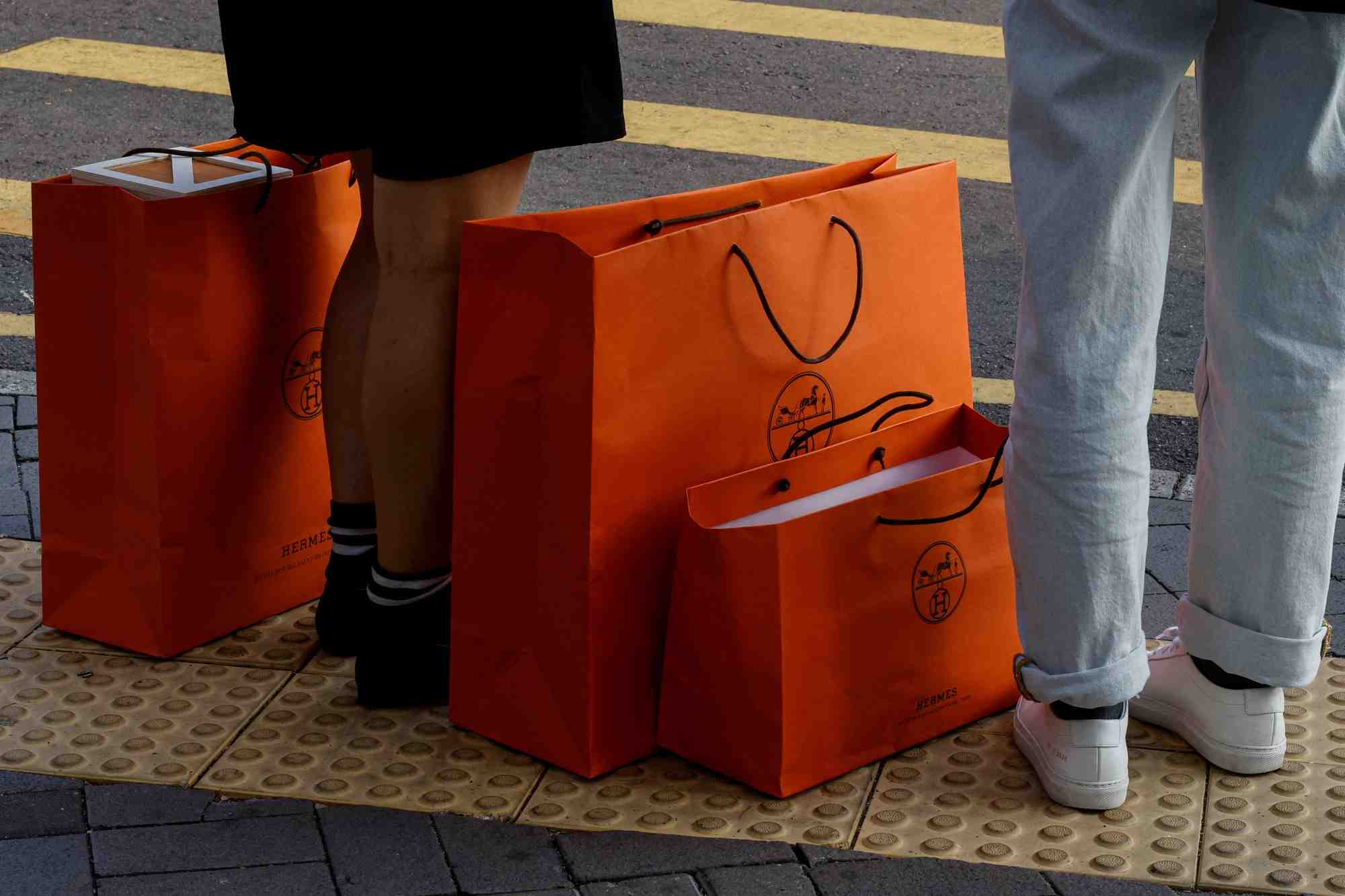 Des gens font du shopping a hong kong