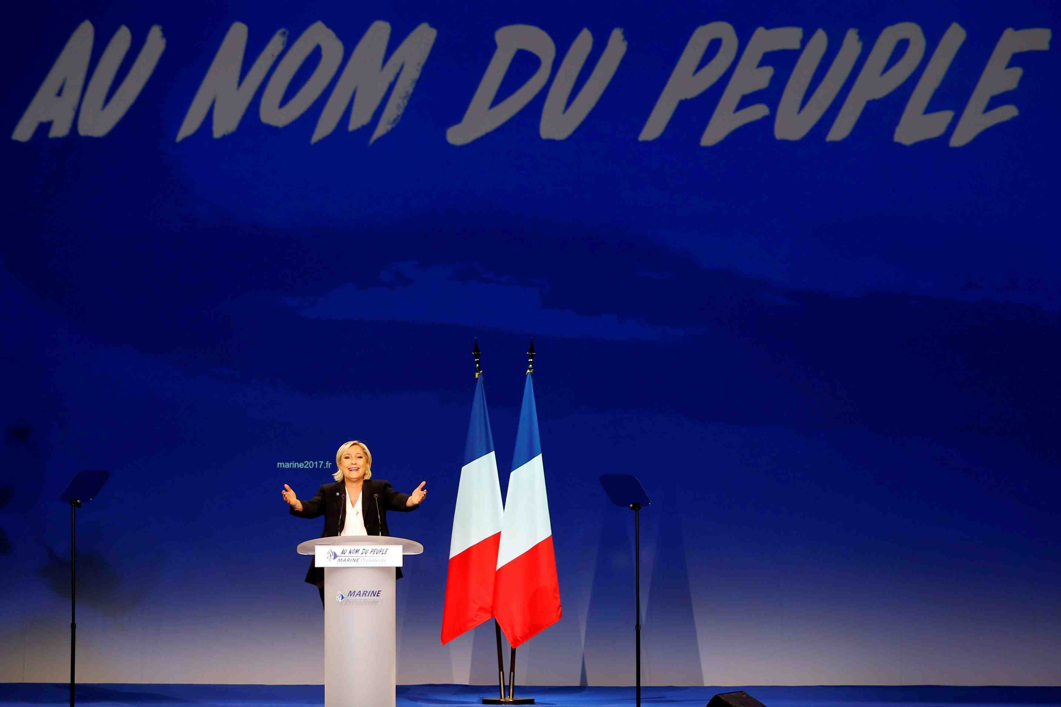 Le pen (25%) devance macron (24%) et fillon (19%), selon un sondage opinionway