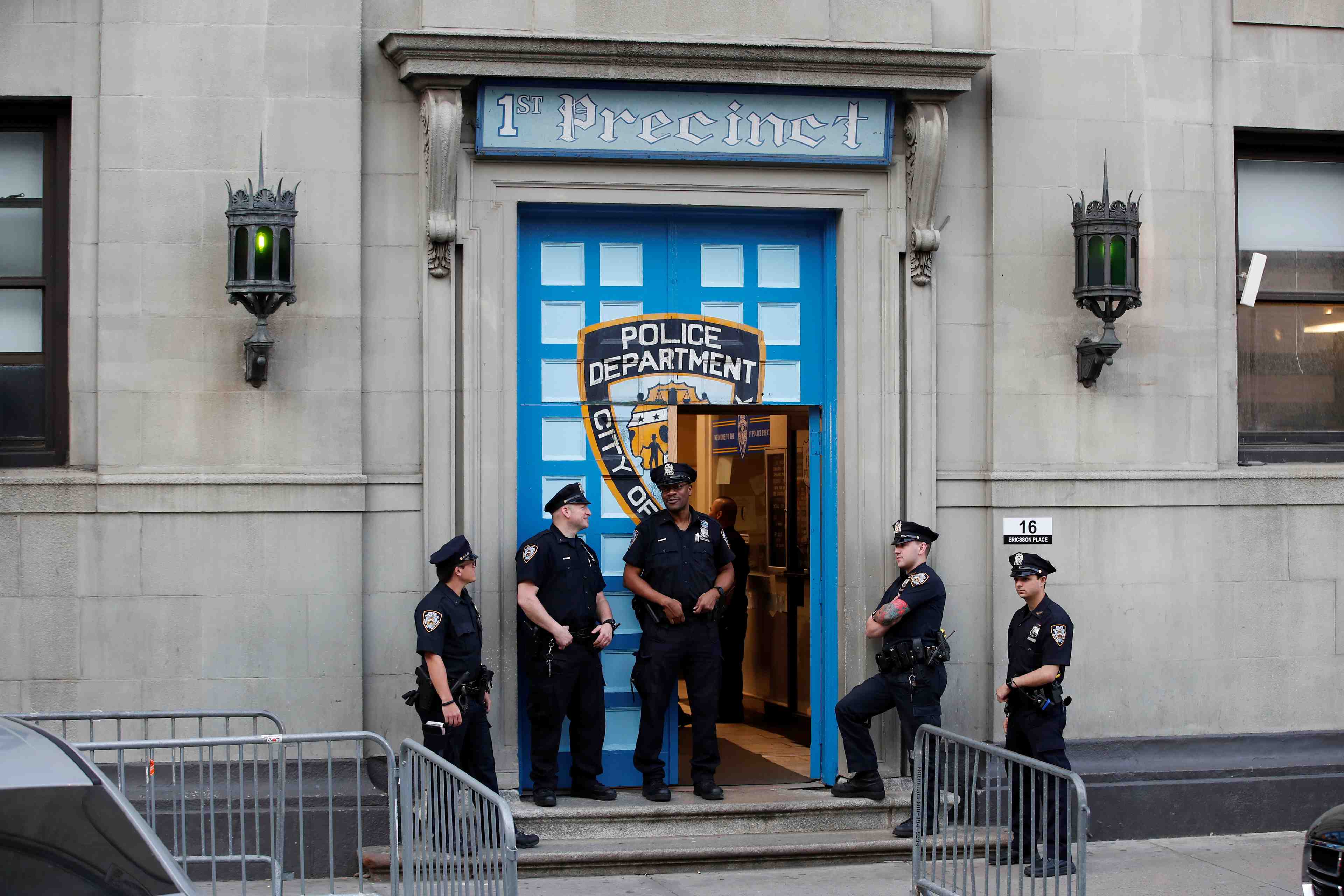 Usa: l'ex-producteur harvey weinstein s'est livre a la police