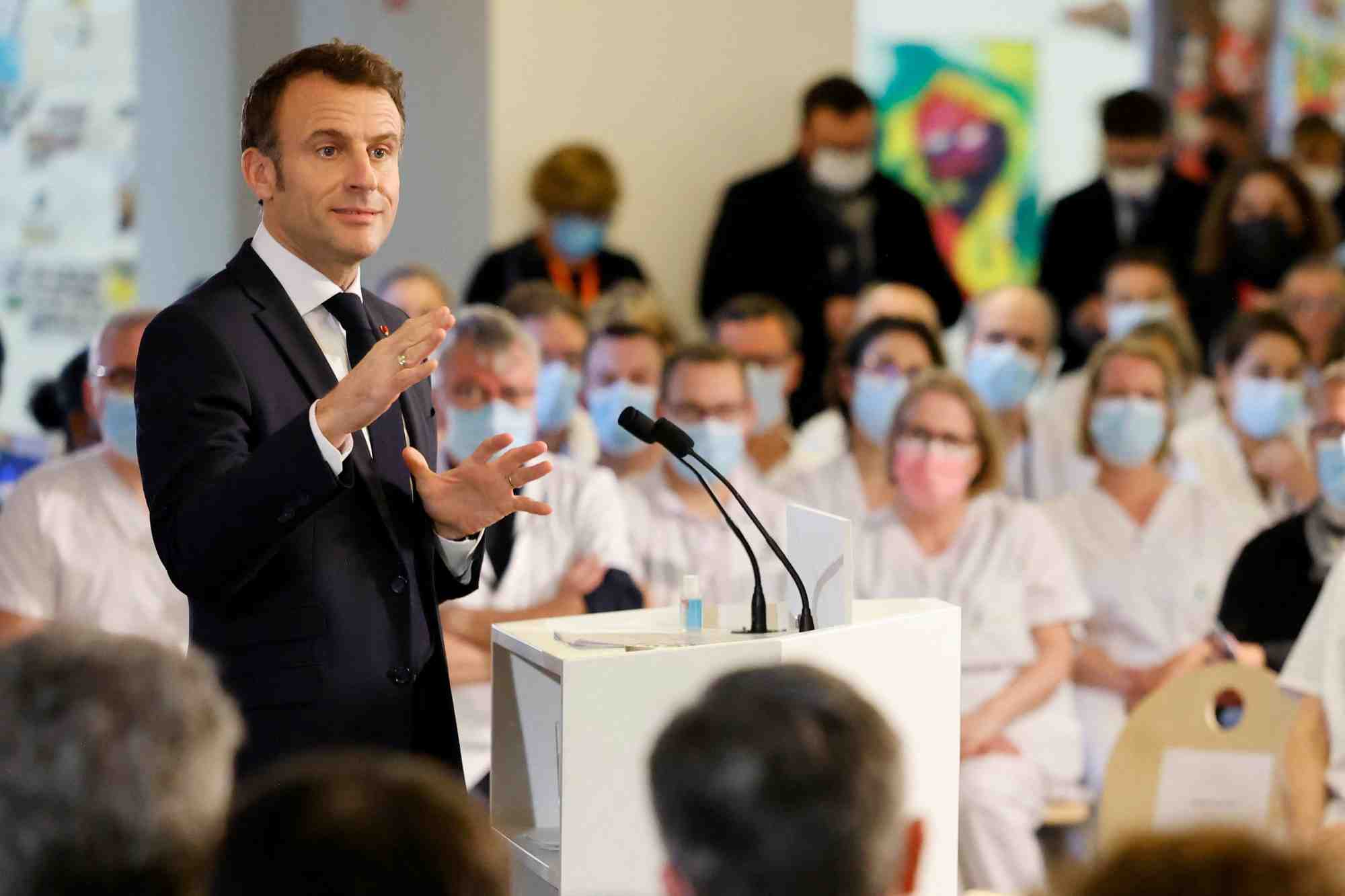 Le president francais emmanuel macron adresse ses voeux de nouvel an au personnel de sante