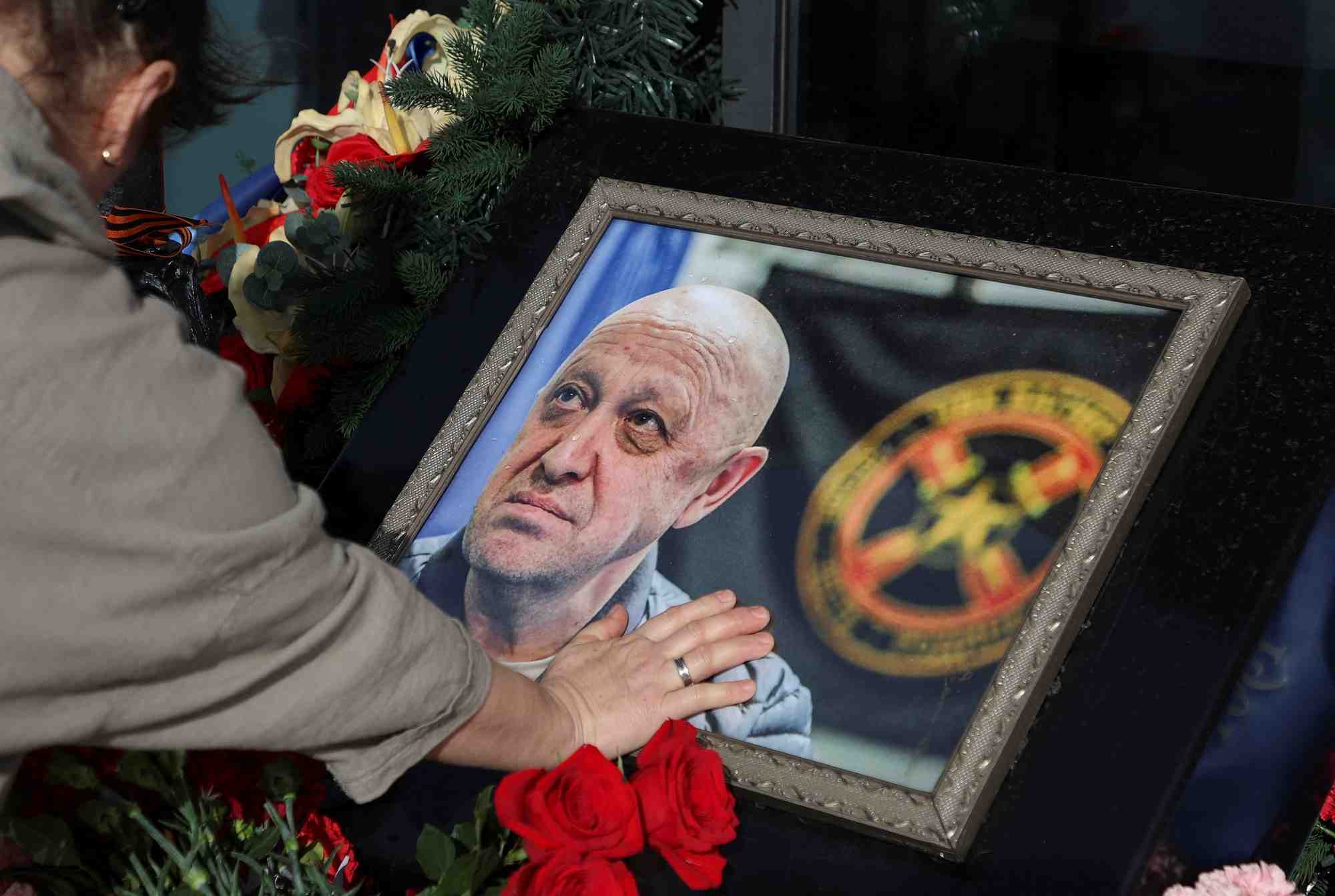 Memorial improvise en l'honneur d'evgueni prigojine, chef du groupe paramilitaire wagner, a saint-petersbourg