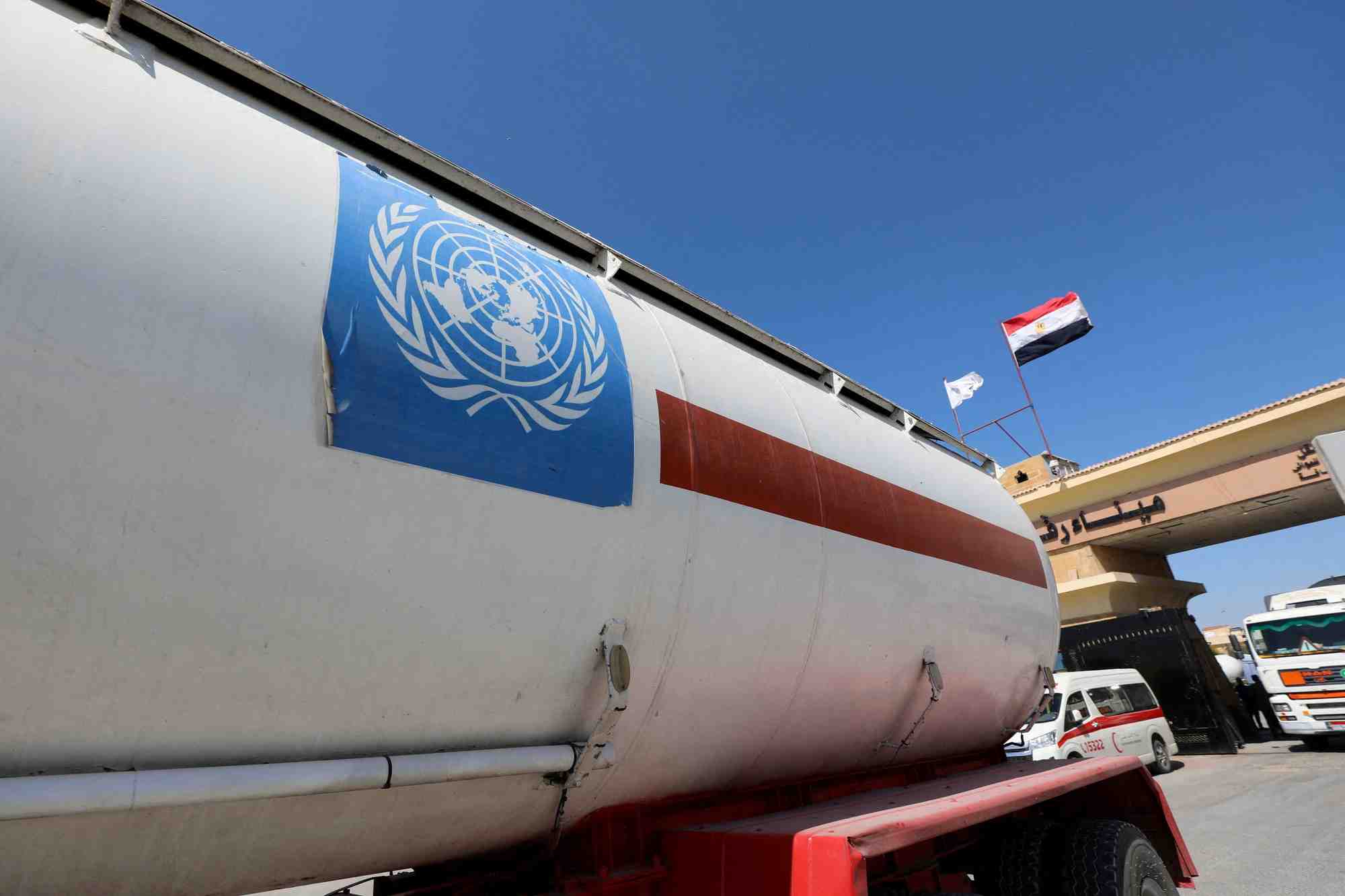 Un camion de l'onu traverse la frontiere entre l'egypte et gaza