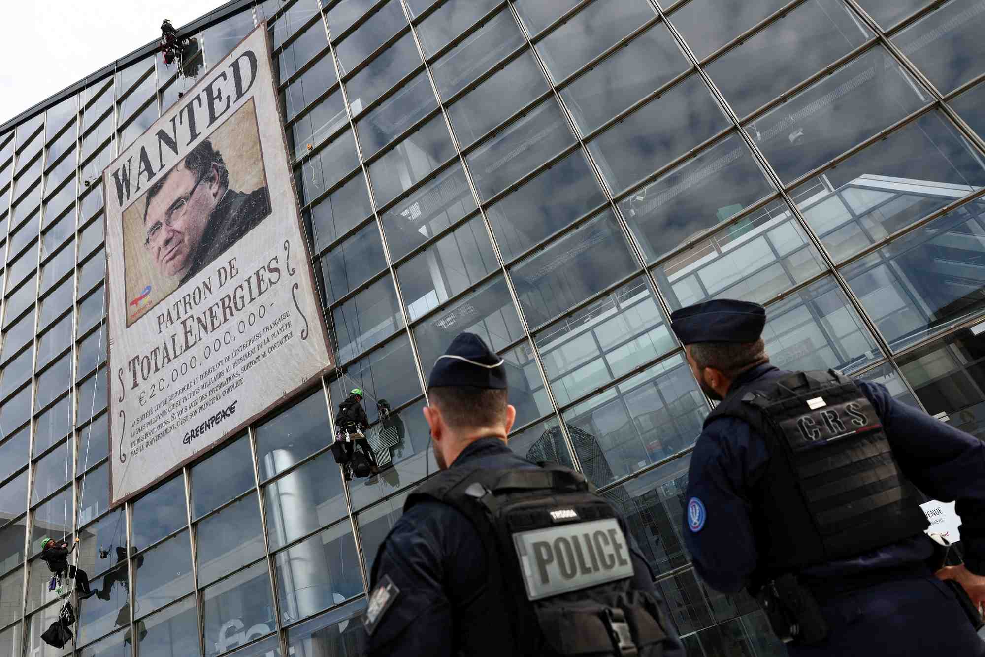 Des militants ecologistes protestent alors que totalenergies tient son assemblee generale annuelle pres de paris