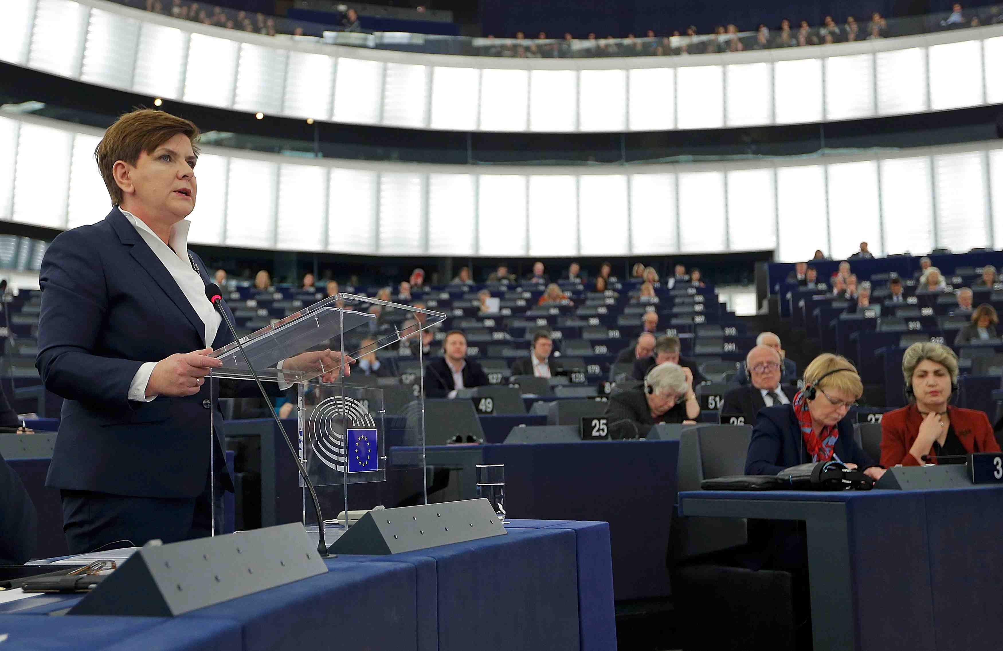 Varsovie rejette les critiques europeennes