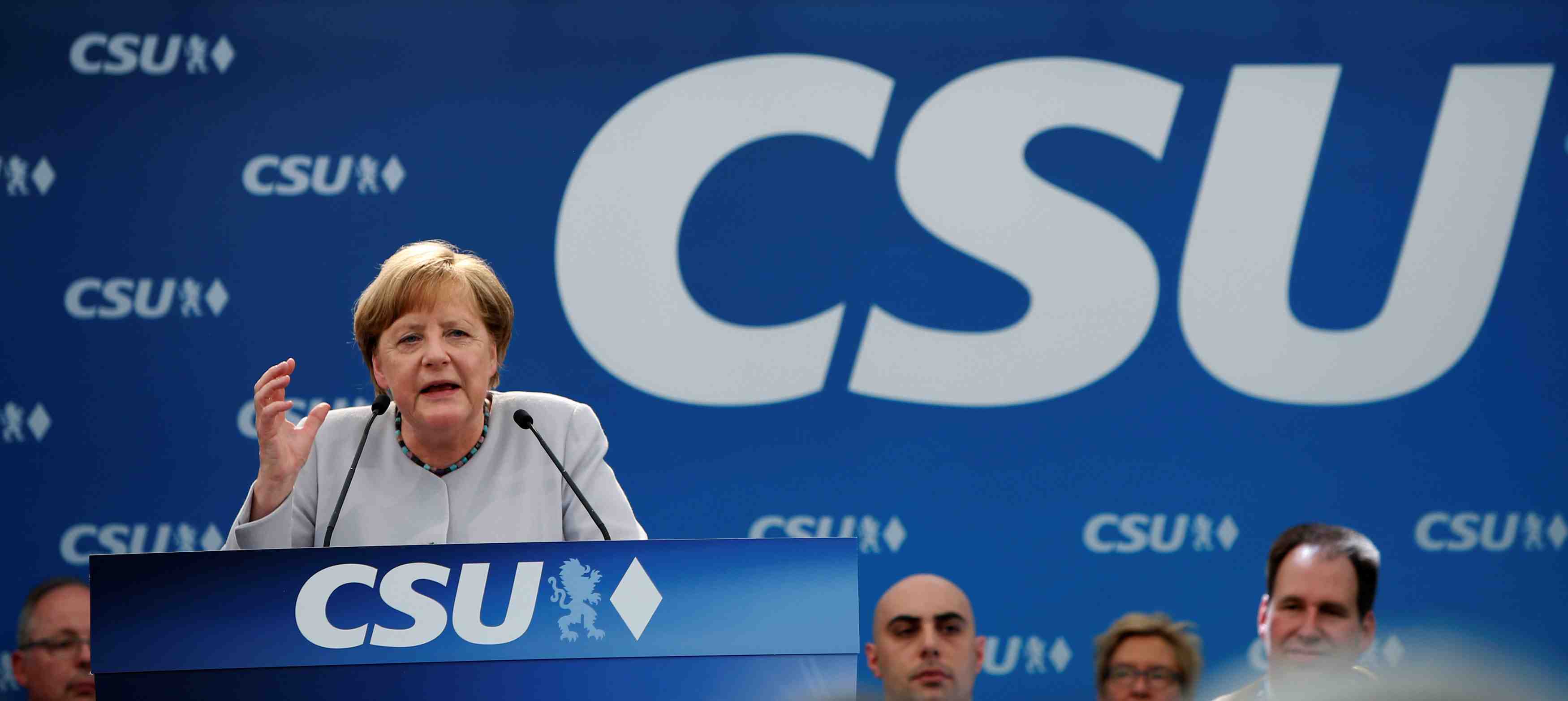 L'europe doit prendre son sort entre ses mains, estime merkel