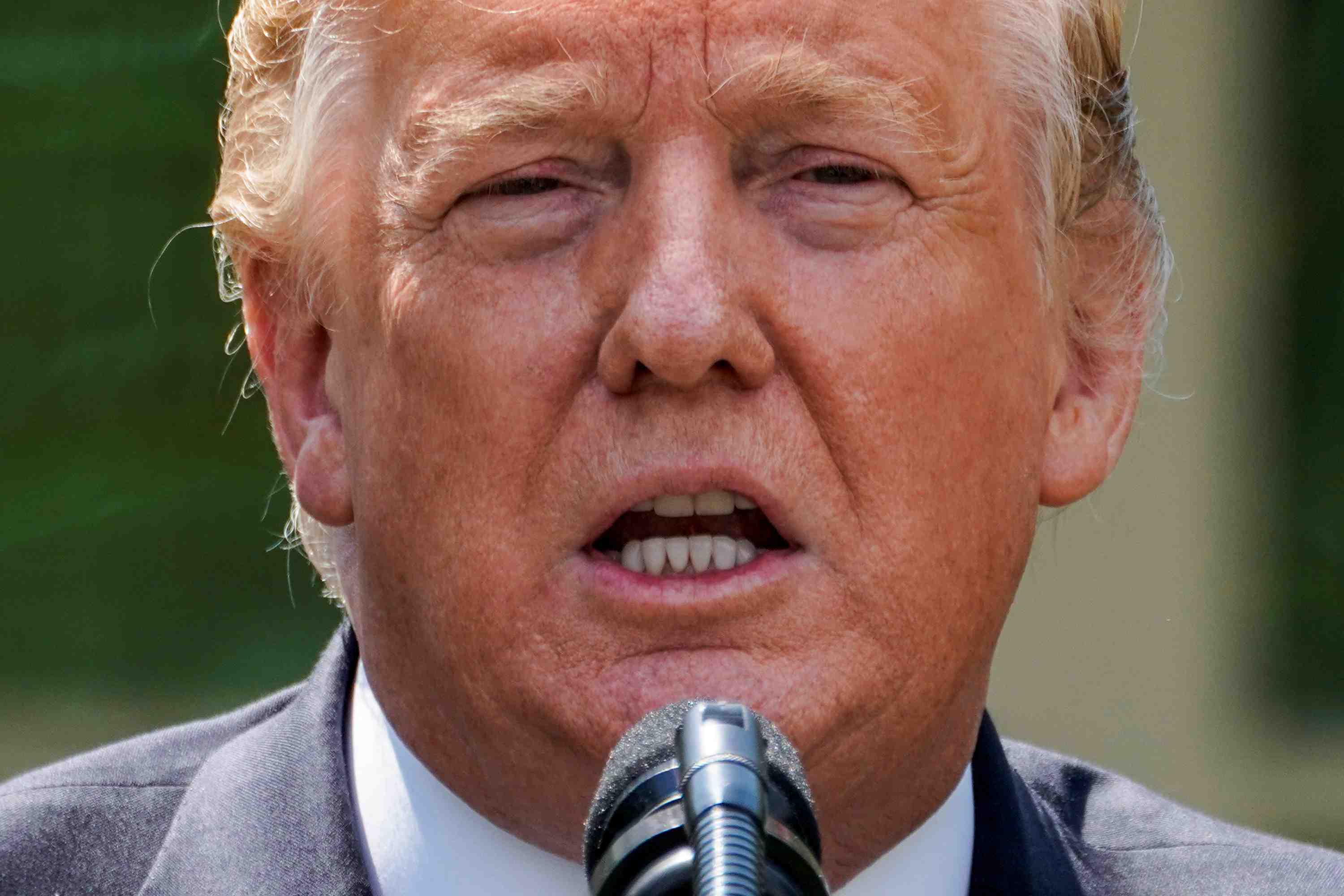 Droits de douanes sur l'automobile: trump repousse de six mois sa decision