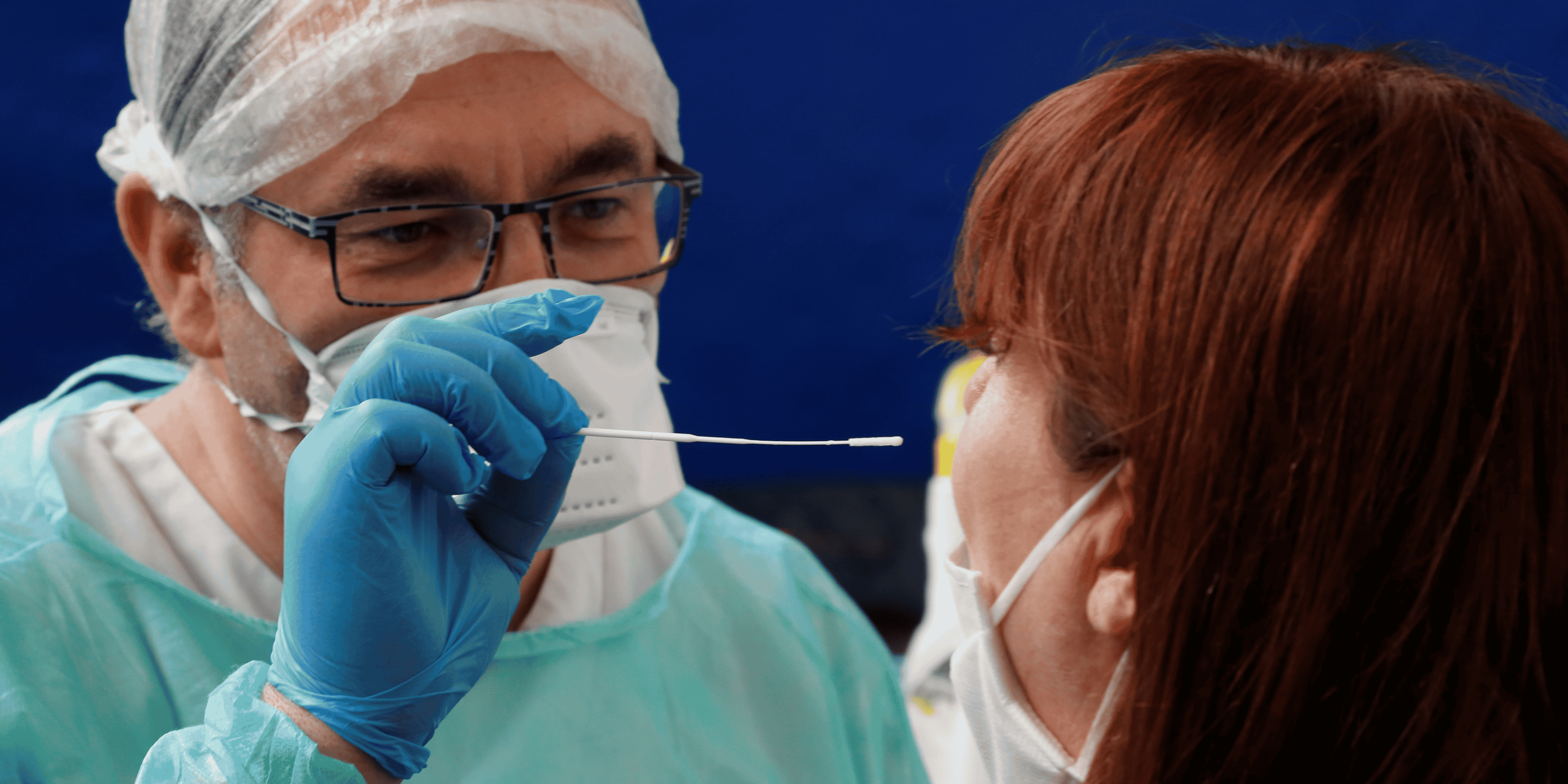 France : un docteur administre un écouvillon nasal à une patiente sur un site de test du coronavirus