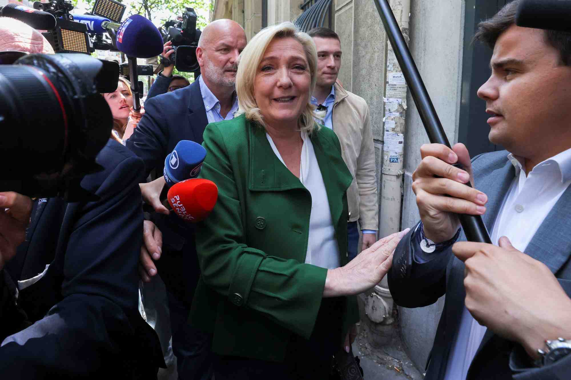 Legislatives: marine le pen se presente en premiere opposante a emmanuel macron