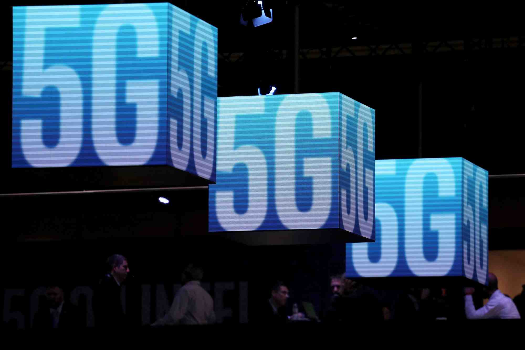 Photo d'archives des cubes suspendus affichant le logo 5g au mobile world congress a barcelone