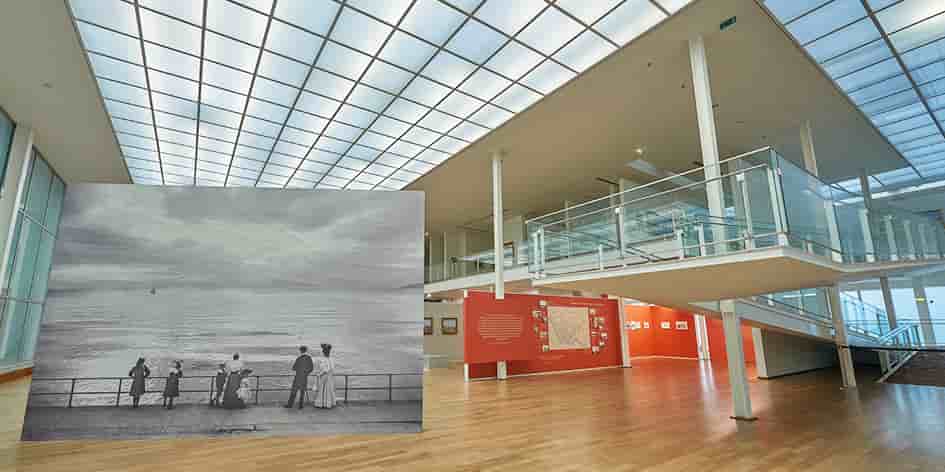 En 1961, cette architecture moderne et transparente étonne et détonne au milieu du béton armé.