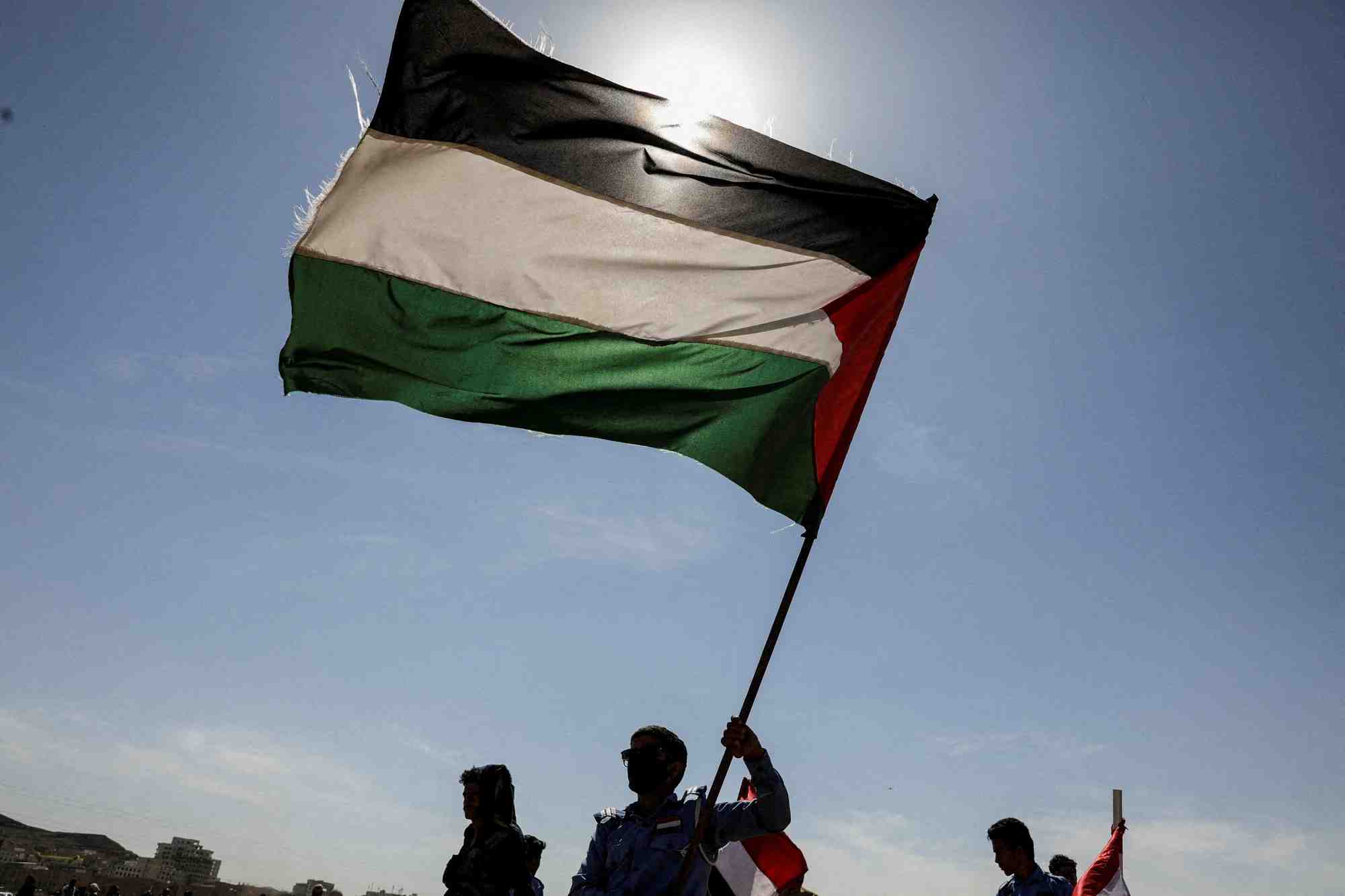 Photo d'archives d'un drapeau palestinien lors d'un defile de solidarite avec les palestiniens dans la bande de gaza