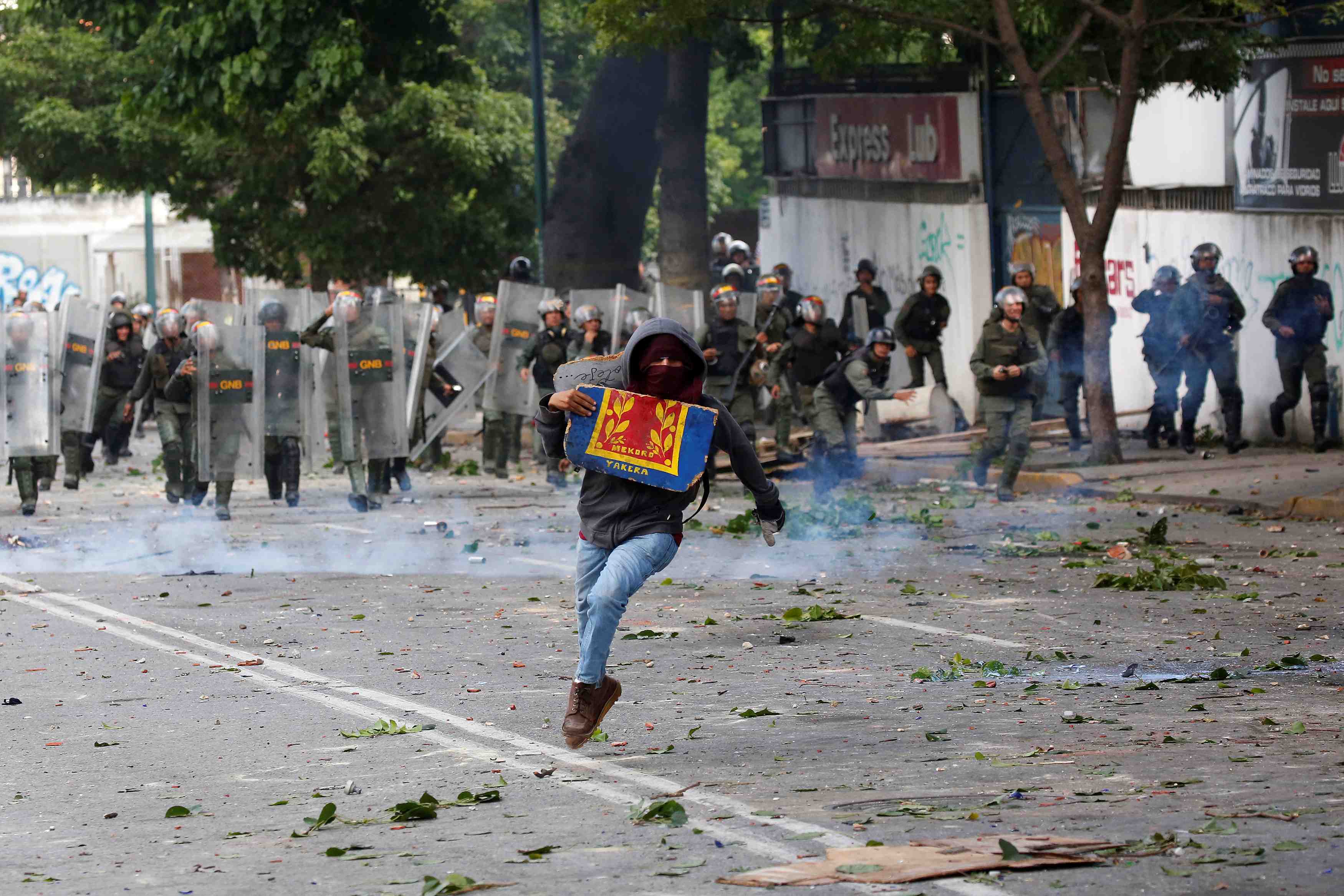 Trois morts au premier jour de la greve generale au venezuela