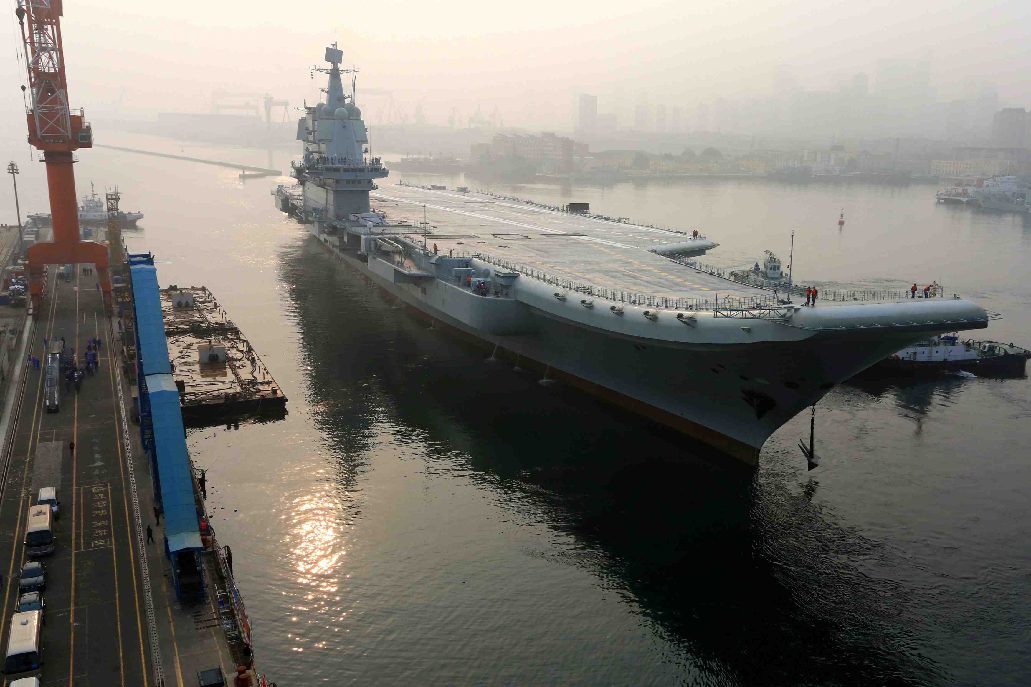 Le premier porte-avions 100% chinois a appareille pour des essais en mer