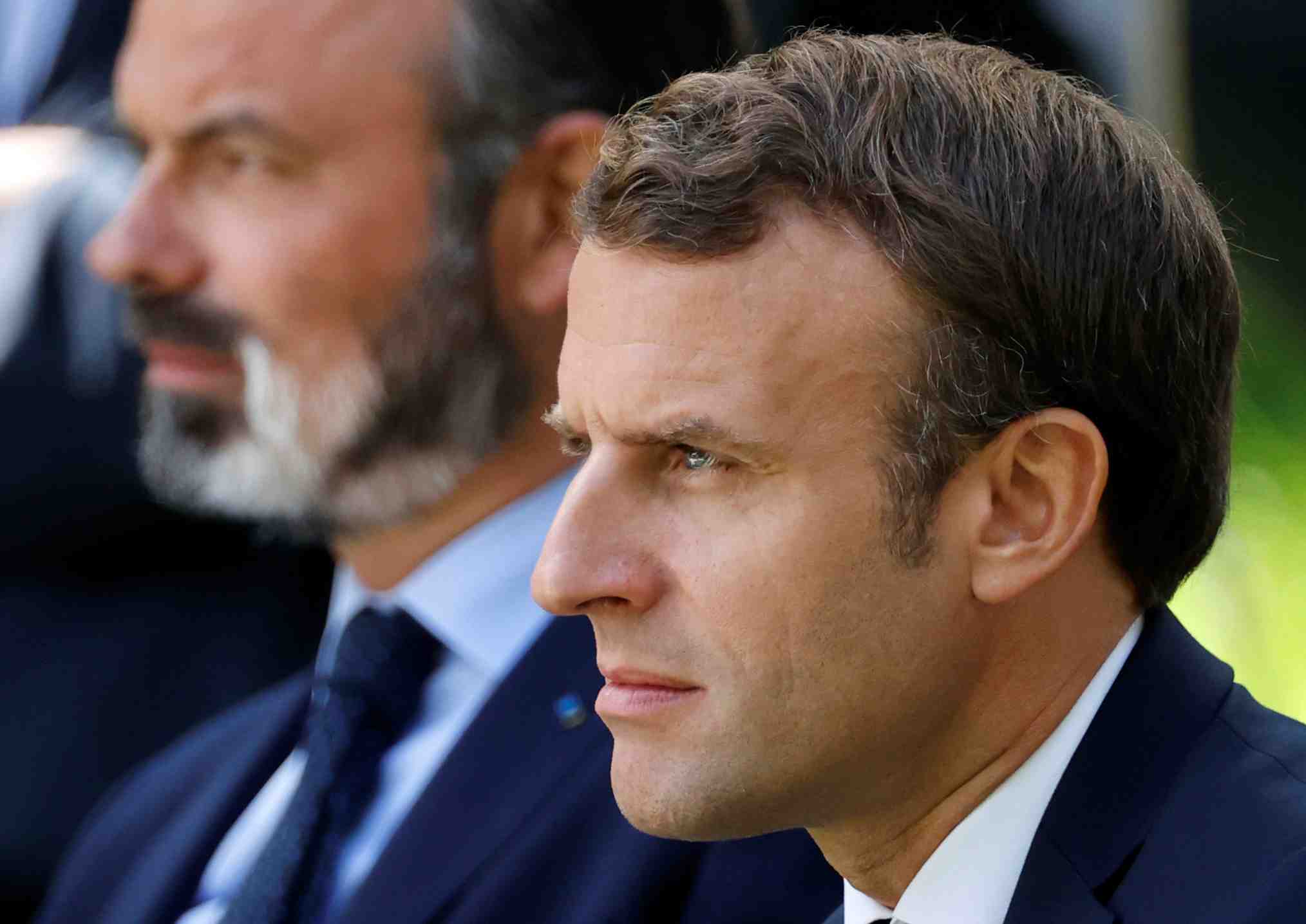Macron remercie philippe, indique sa volonte de tracer avec castex un "nouveau chemin"