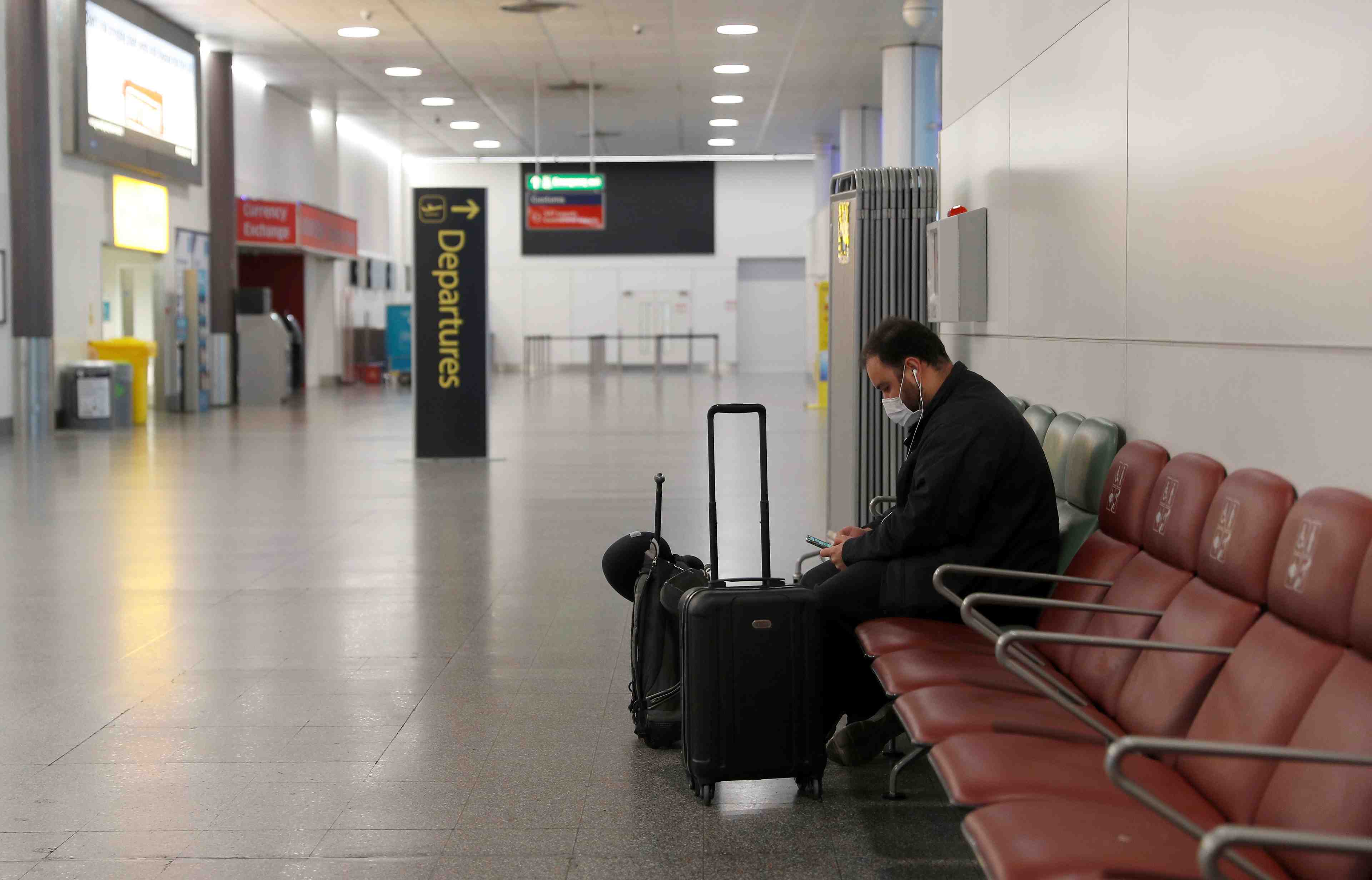Grande-bretagne: les compagnies aeriennes et les vacanciers se preparent a une reprise limitee des voyages