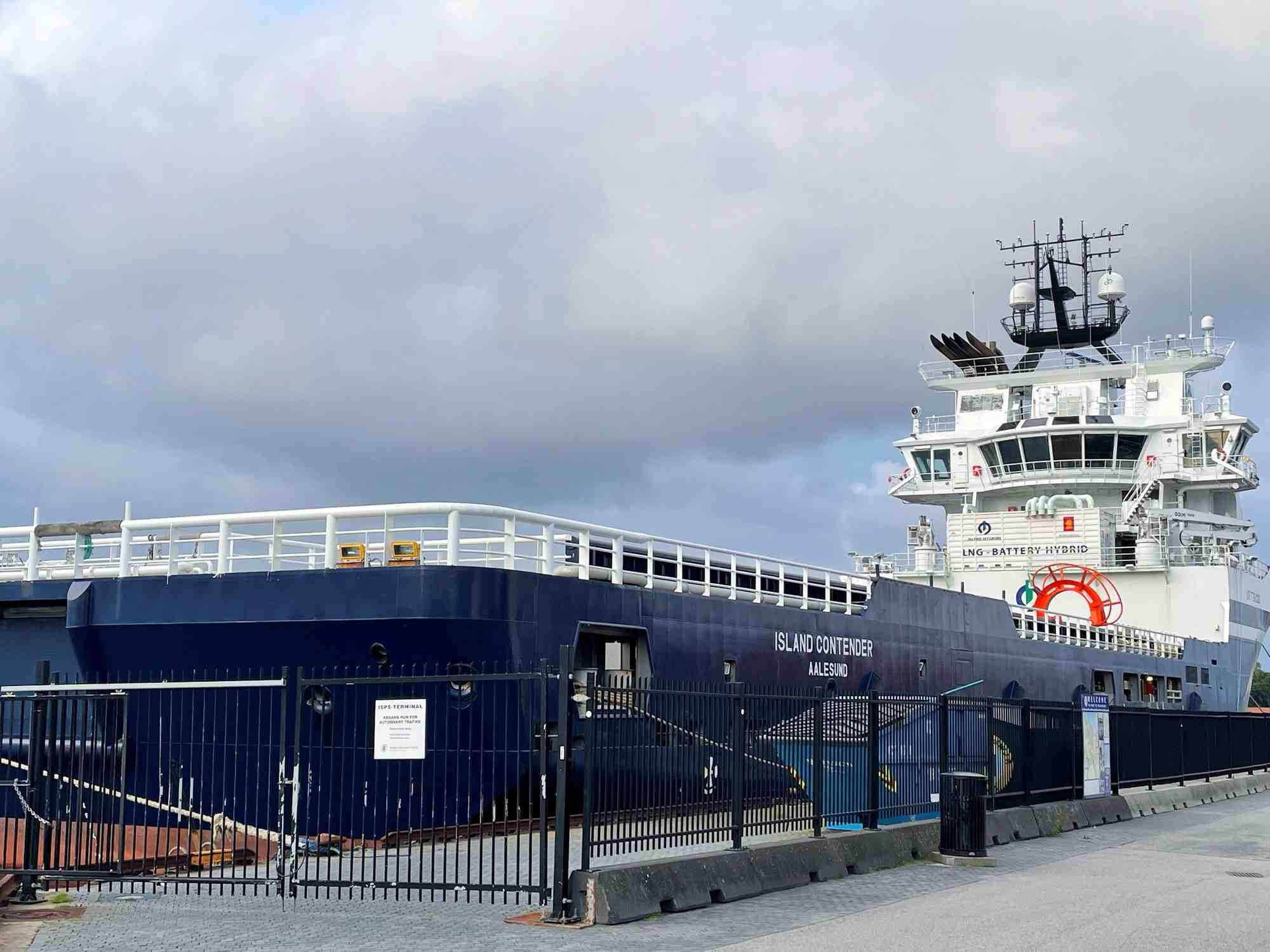 Un navire de ravitaillement pour plates-formes petrolieres et gazieres offshore en norvege