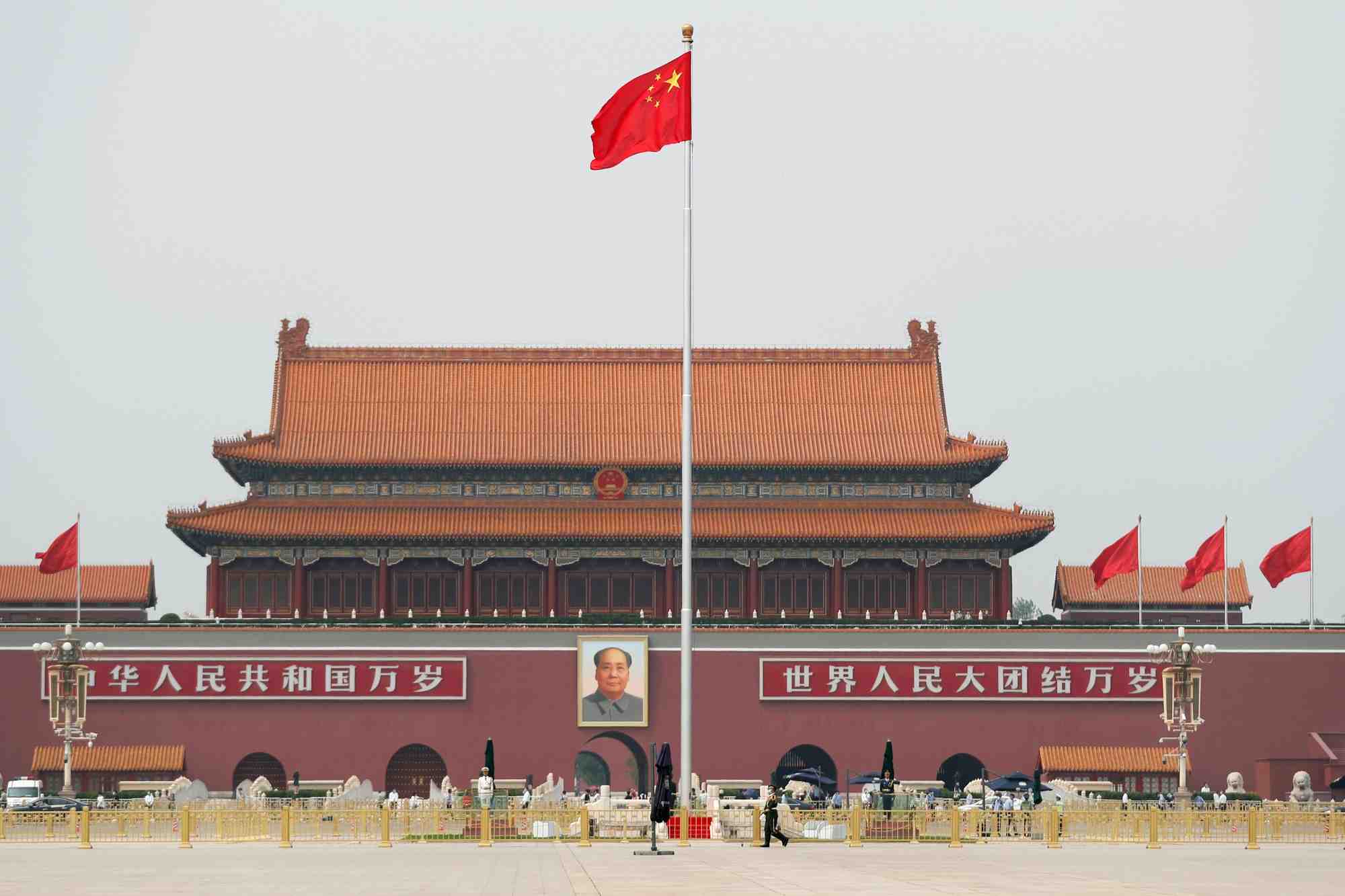 Le drapeau chinois flotte sur la place tiananmen a pekin