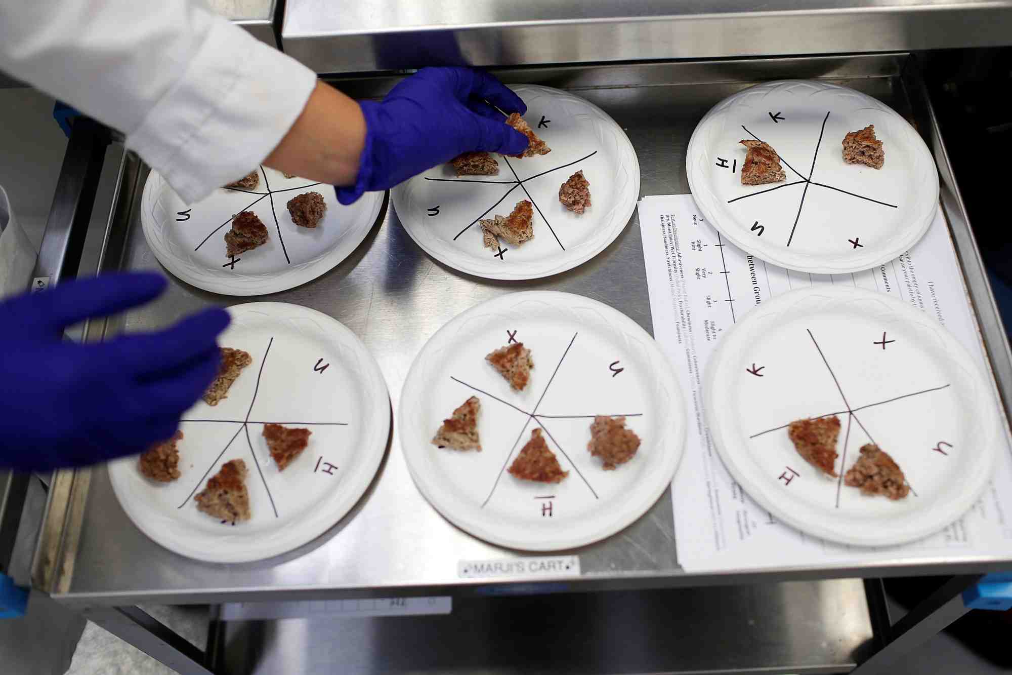 Des portions de steaks vegetaux positionnes lors de tests