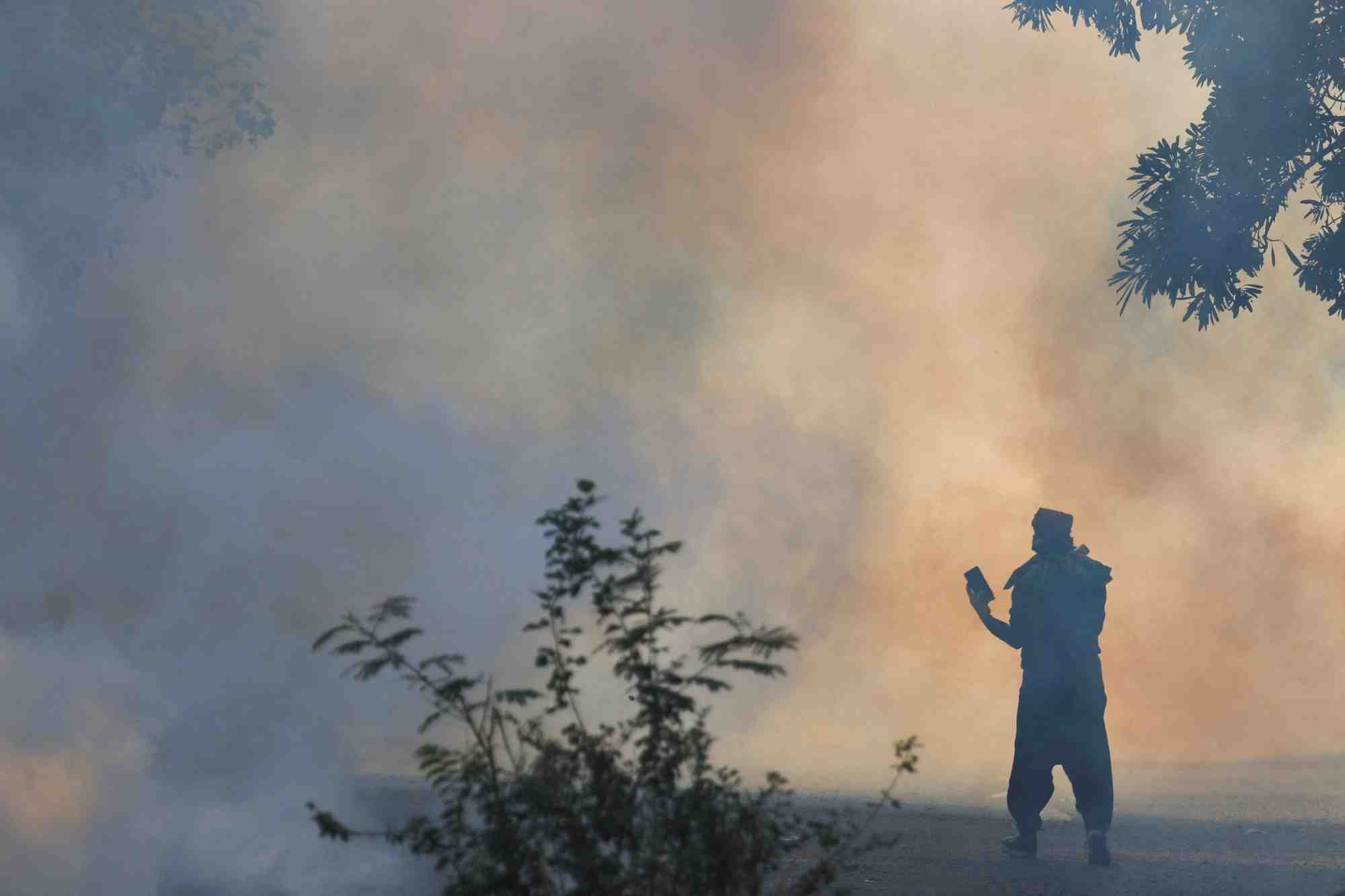 Un partisan du pti tient un telephone portable lors d'une manifestation anti-gouvernementale a islamabad