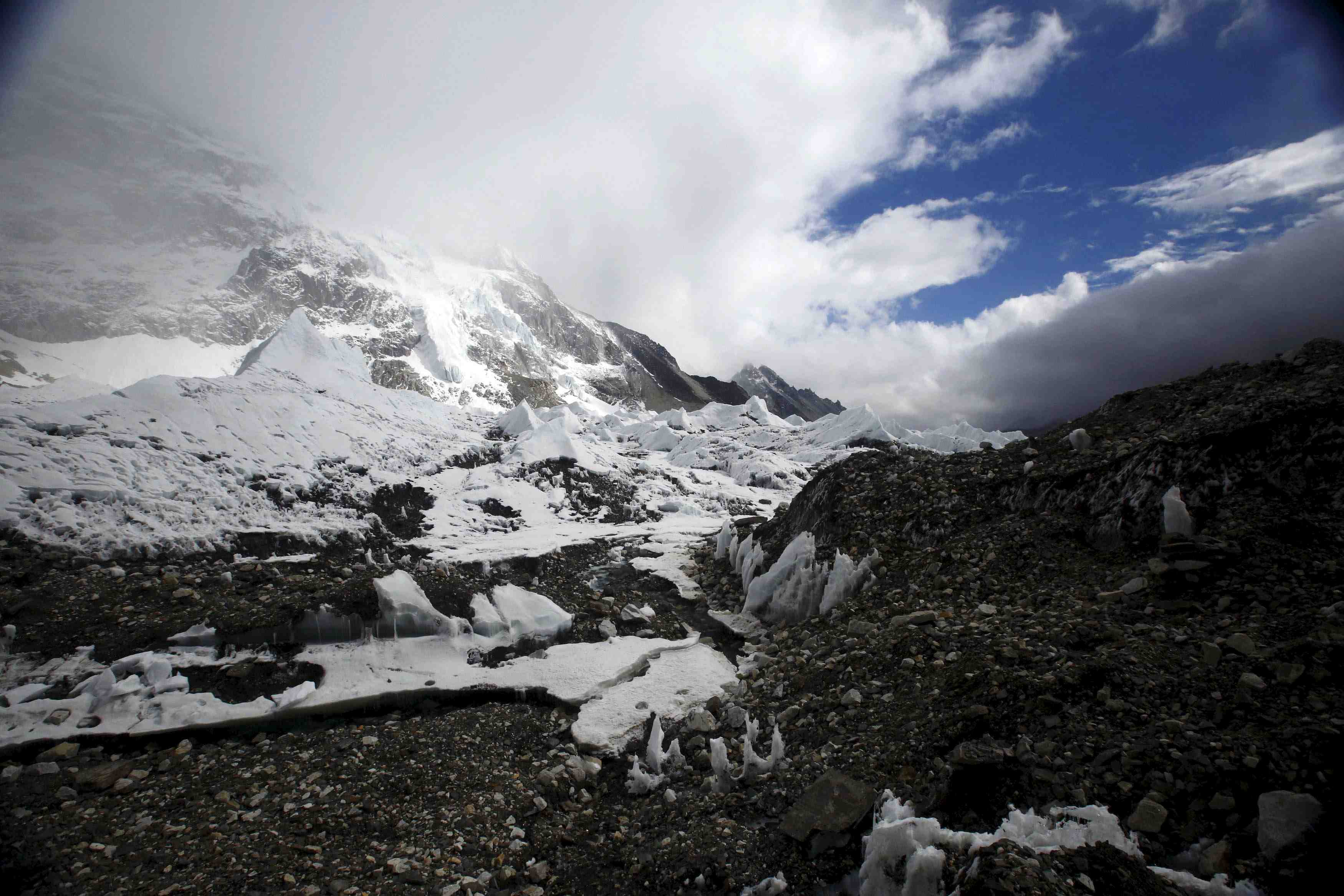 Evacuation d'alpinistes bloques sur l'everest