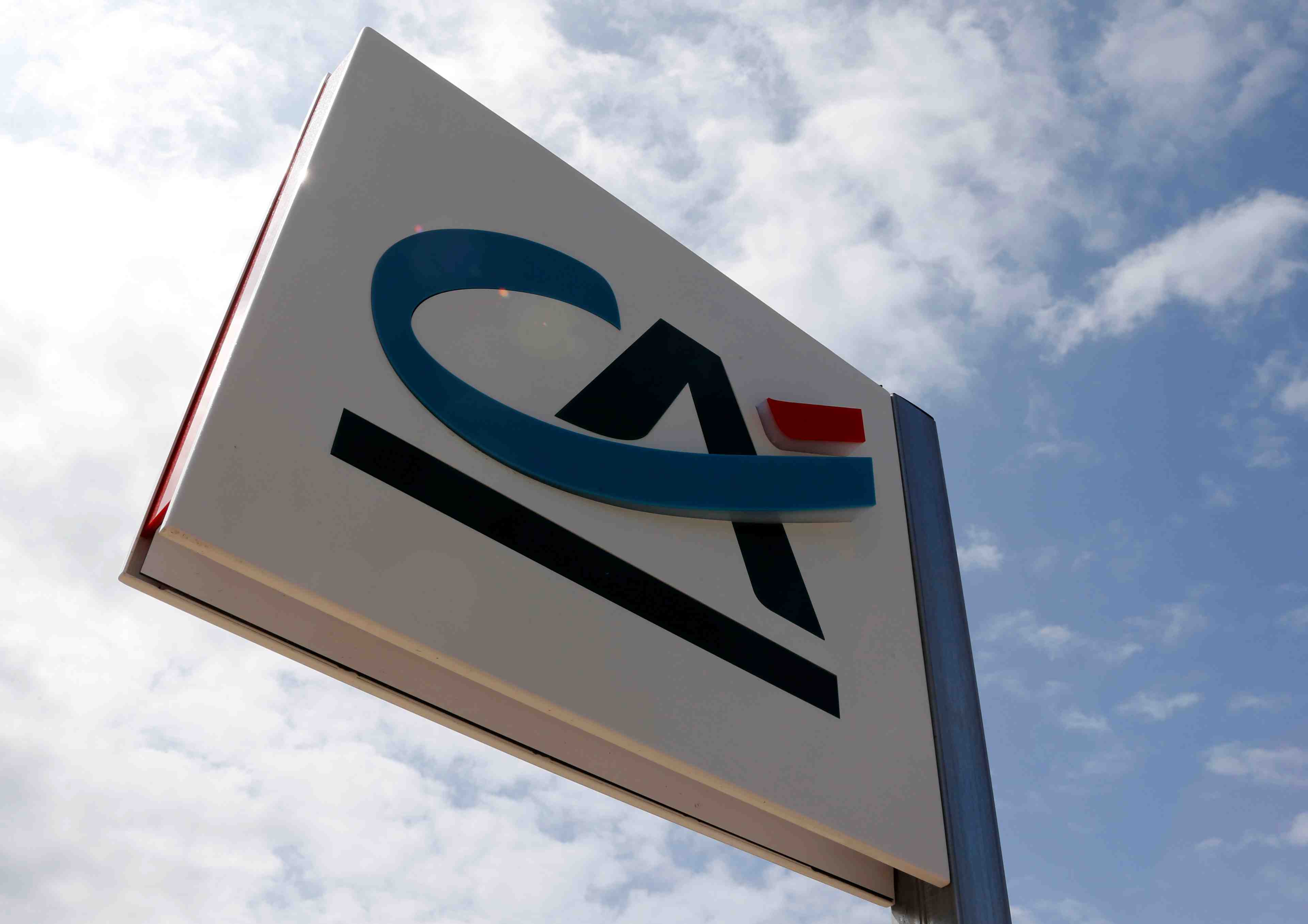Credit agricole sa: bond de 64% du benefice, confiance sur le cout du risque