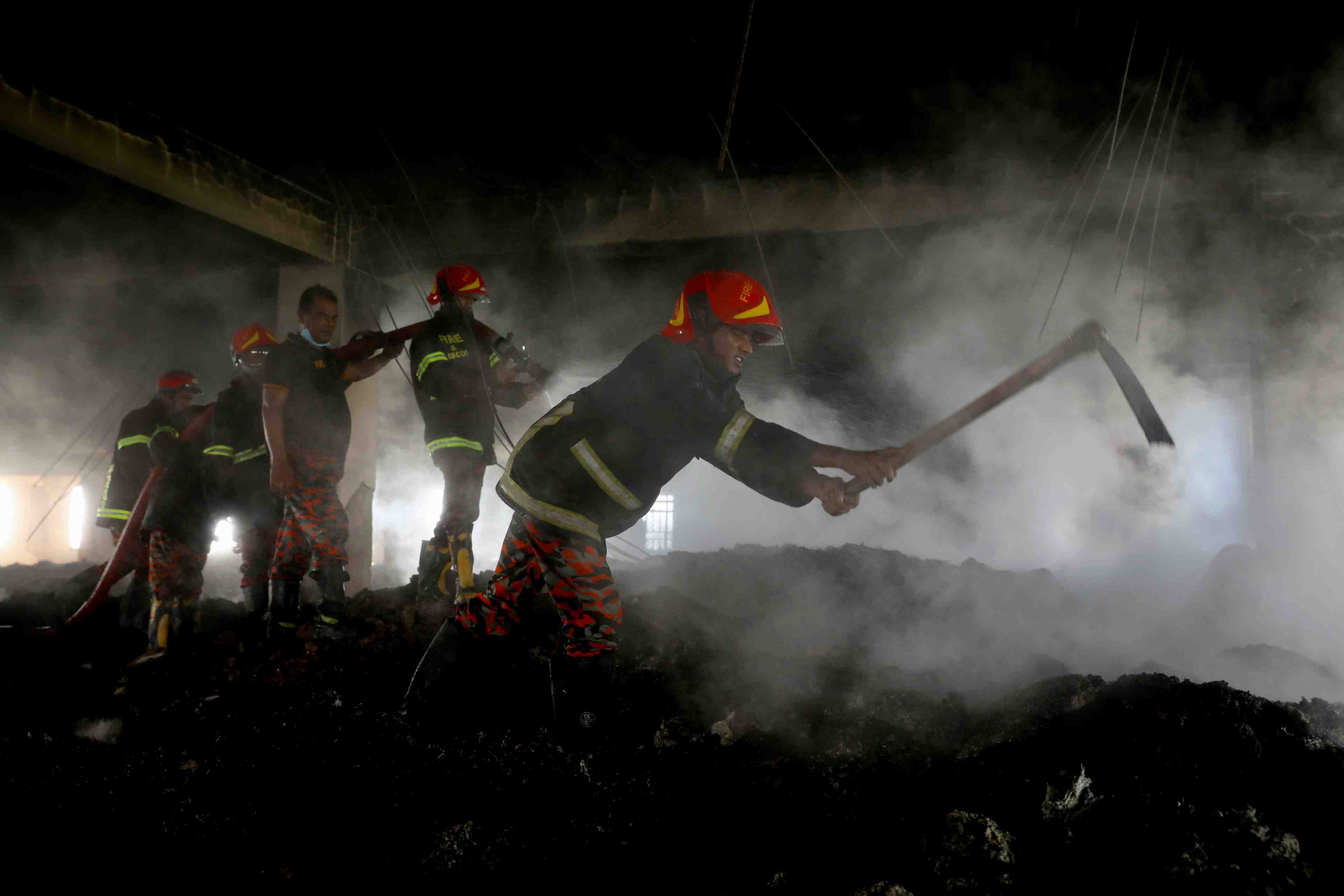 Bangladesh: arrestations apres l'incendie d'une usine qui a fait 52 morts