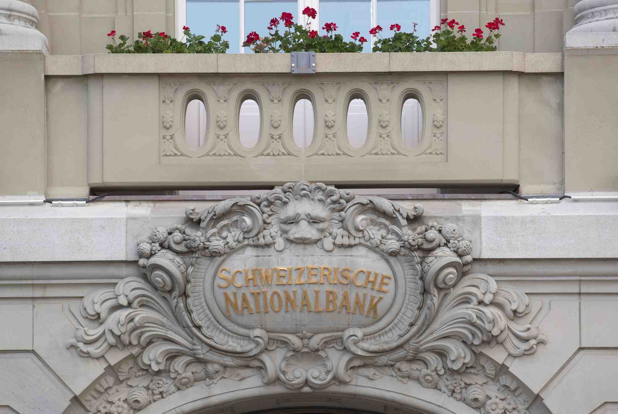 Le logo de la banque nationale suisse (bns) figure sur son batiment a berne